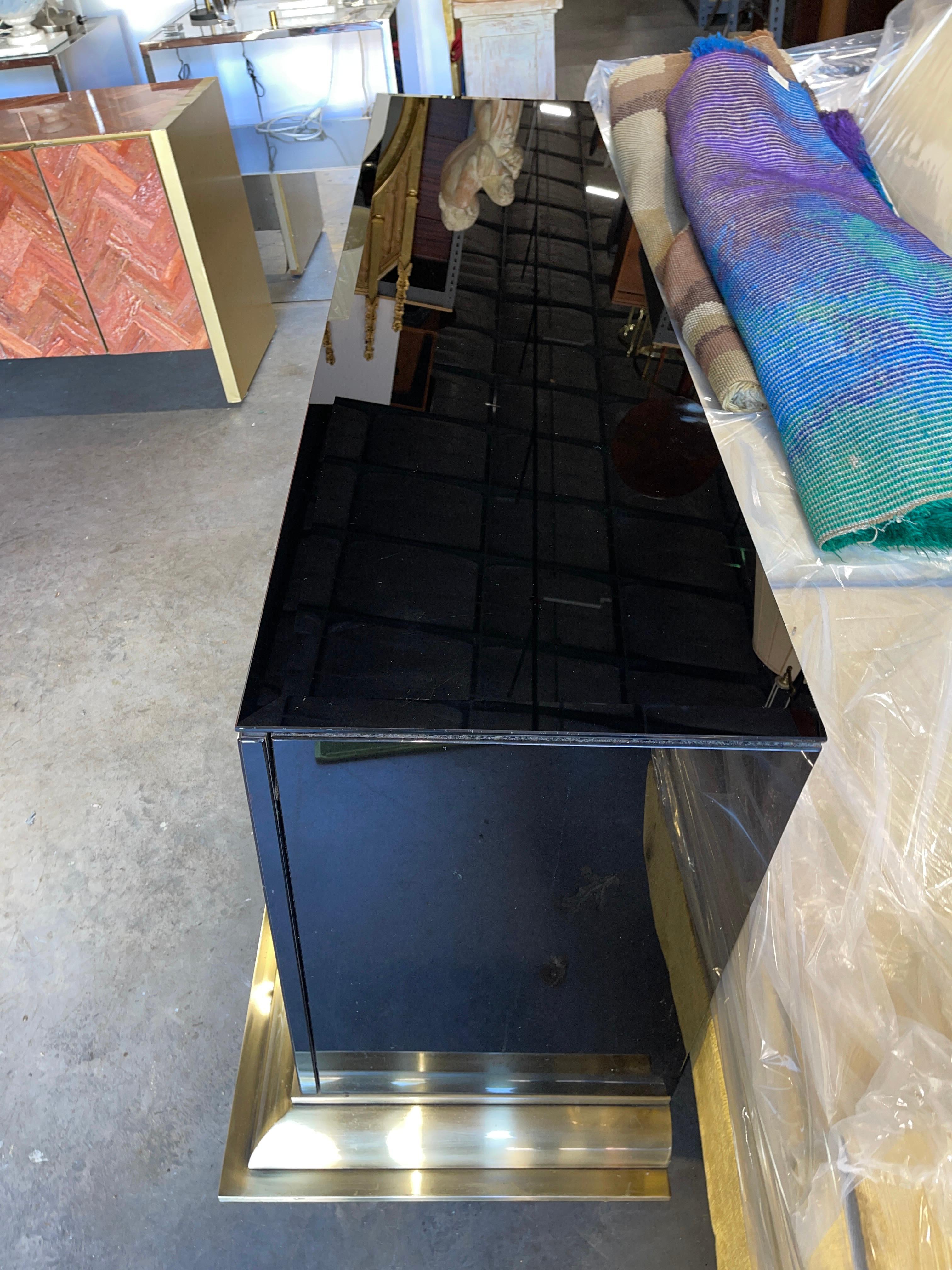 Credenza a quattro ante in vetro nero di Ello con base in ottone in vendita 10