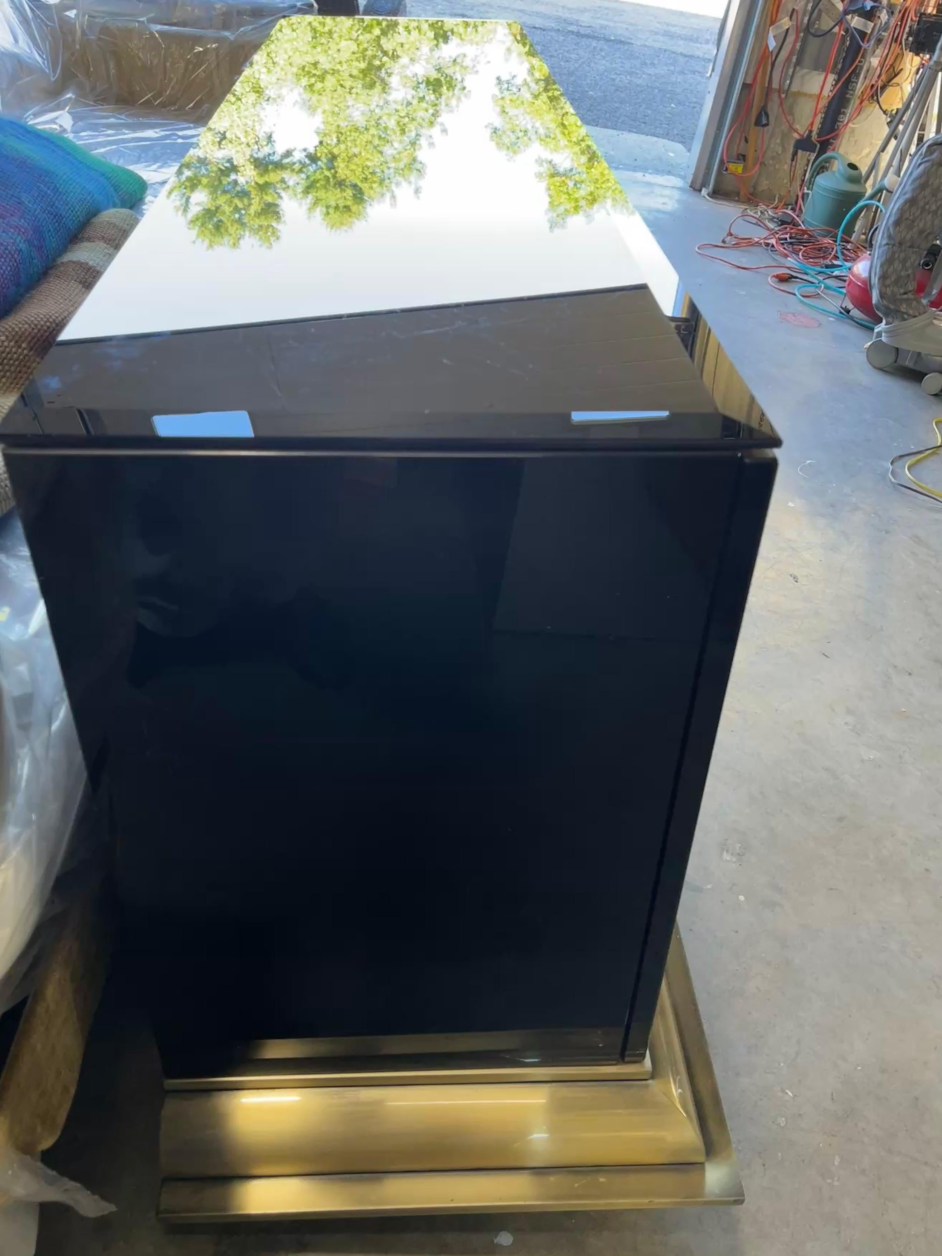 Credenza a quattro ante in vetro nero di Ello con base in ottone in vendita 11