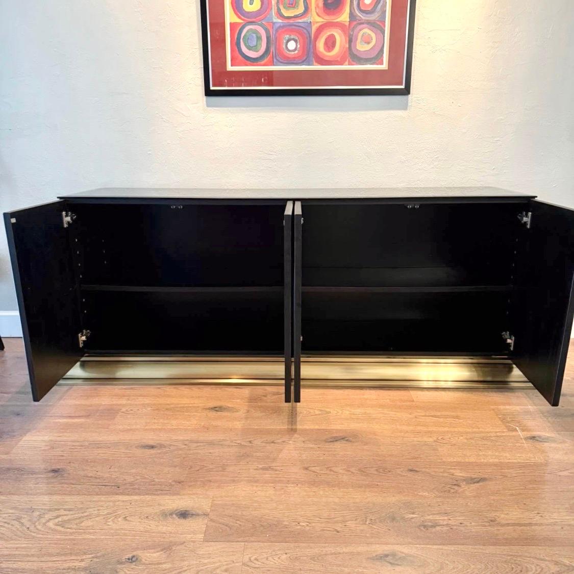 Hollywood Regency Credenza a quattro ante in vetro nero di Ello con base in ottone in vendita