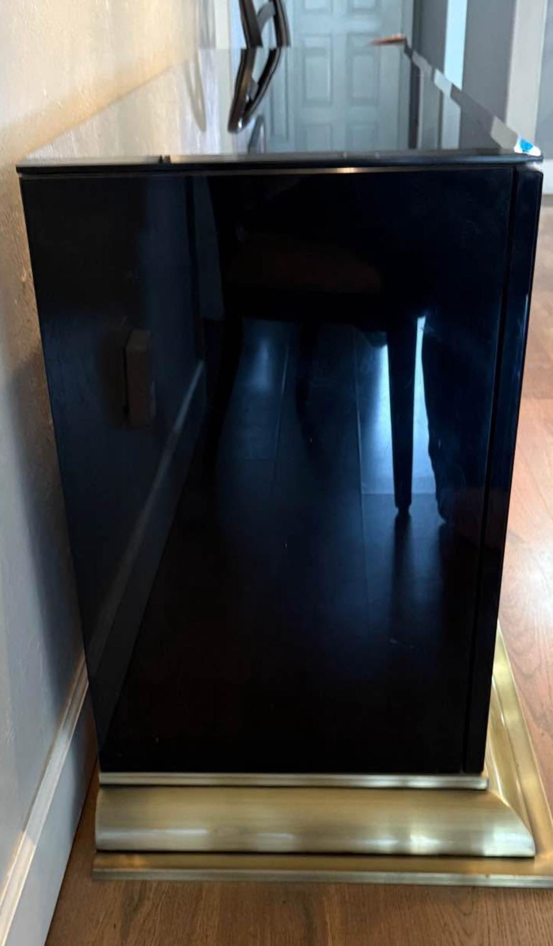 Americano Credenza a quattro ante in vetro nero di Ello con base in ottone in vendita