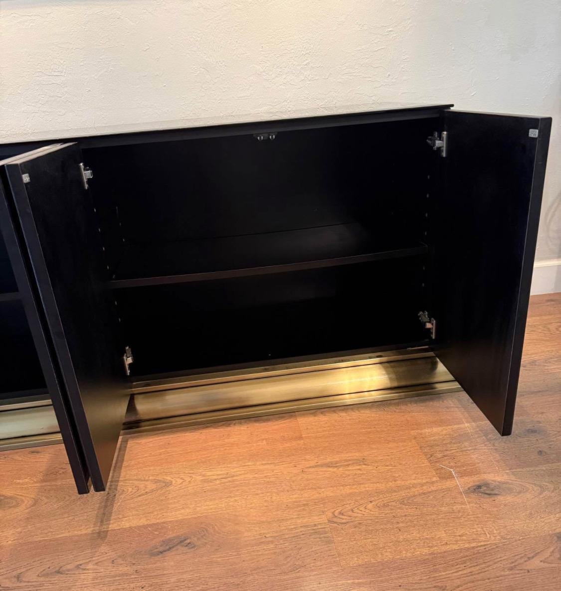 Credenza a quattro ante in vetro nero di Ello con base in ottone In condizioni buone in vendita a Hanover, MA