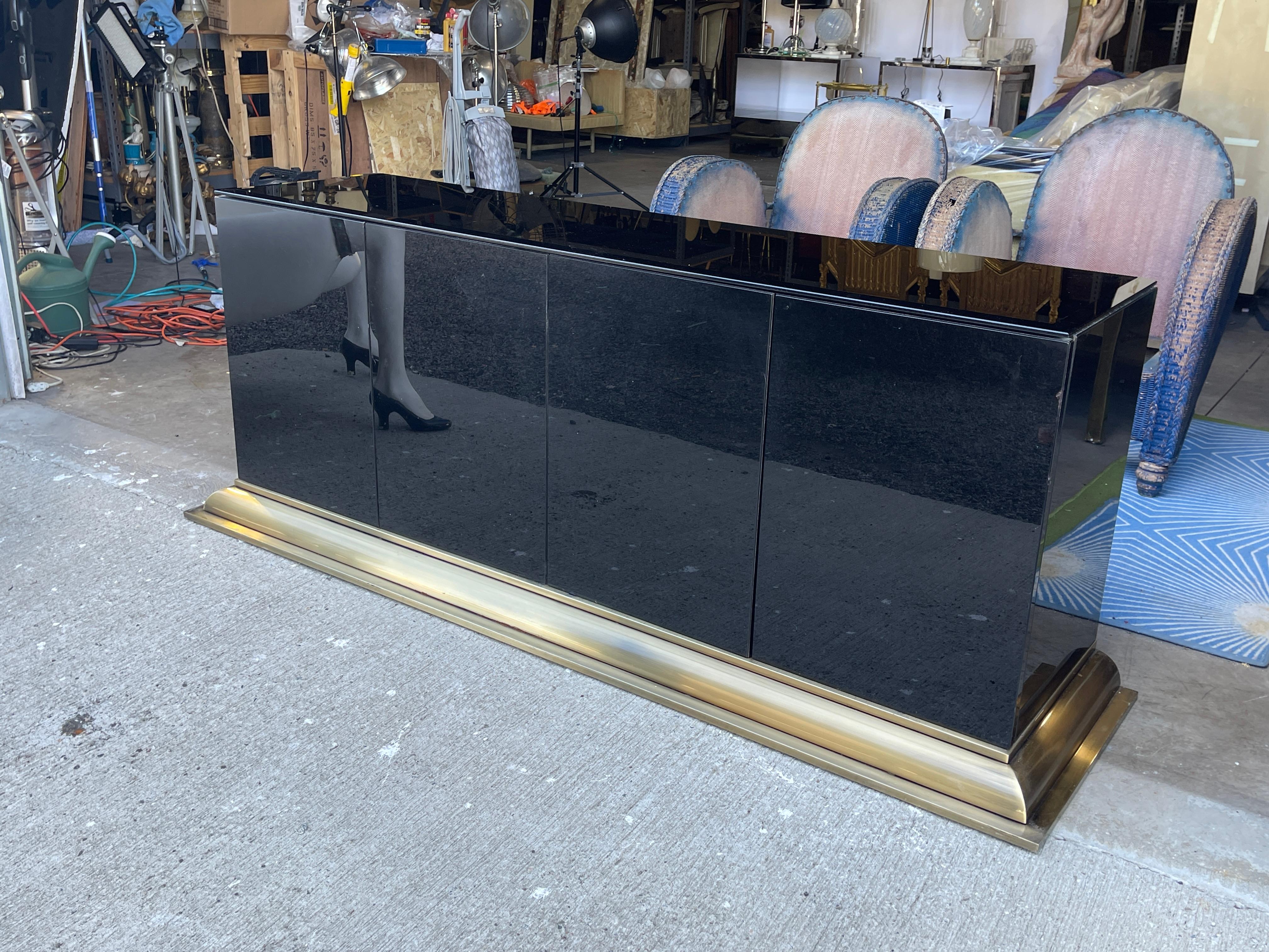 Fine XX secolo Credenza a quattro ante in vetro nero di Ello con base in ottone in vendita