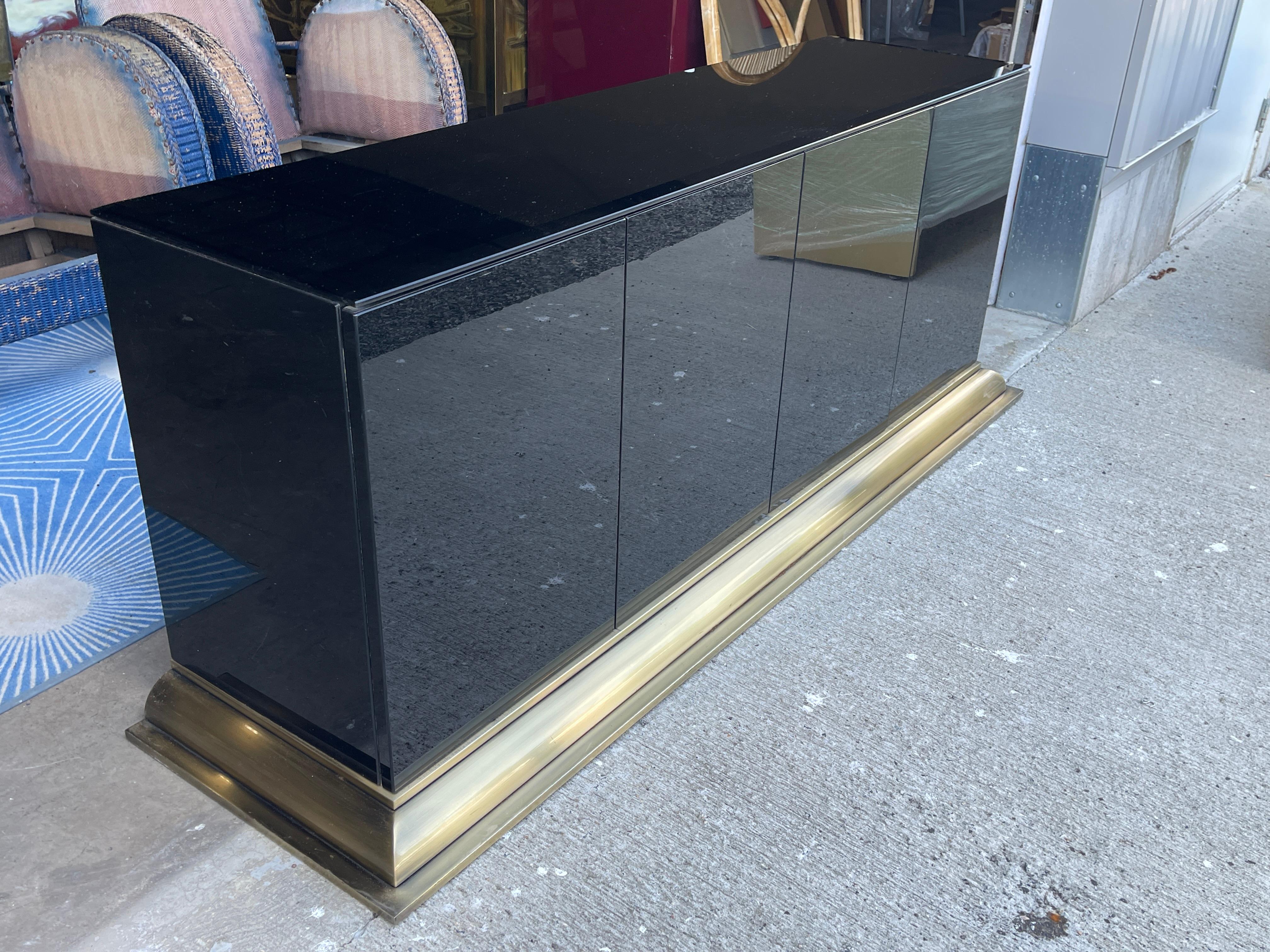 Ottone Credenza a quattro ante in vetro nero di Ello con base in ottone in vendita