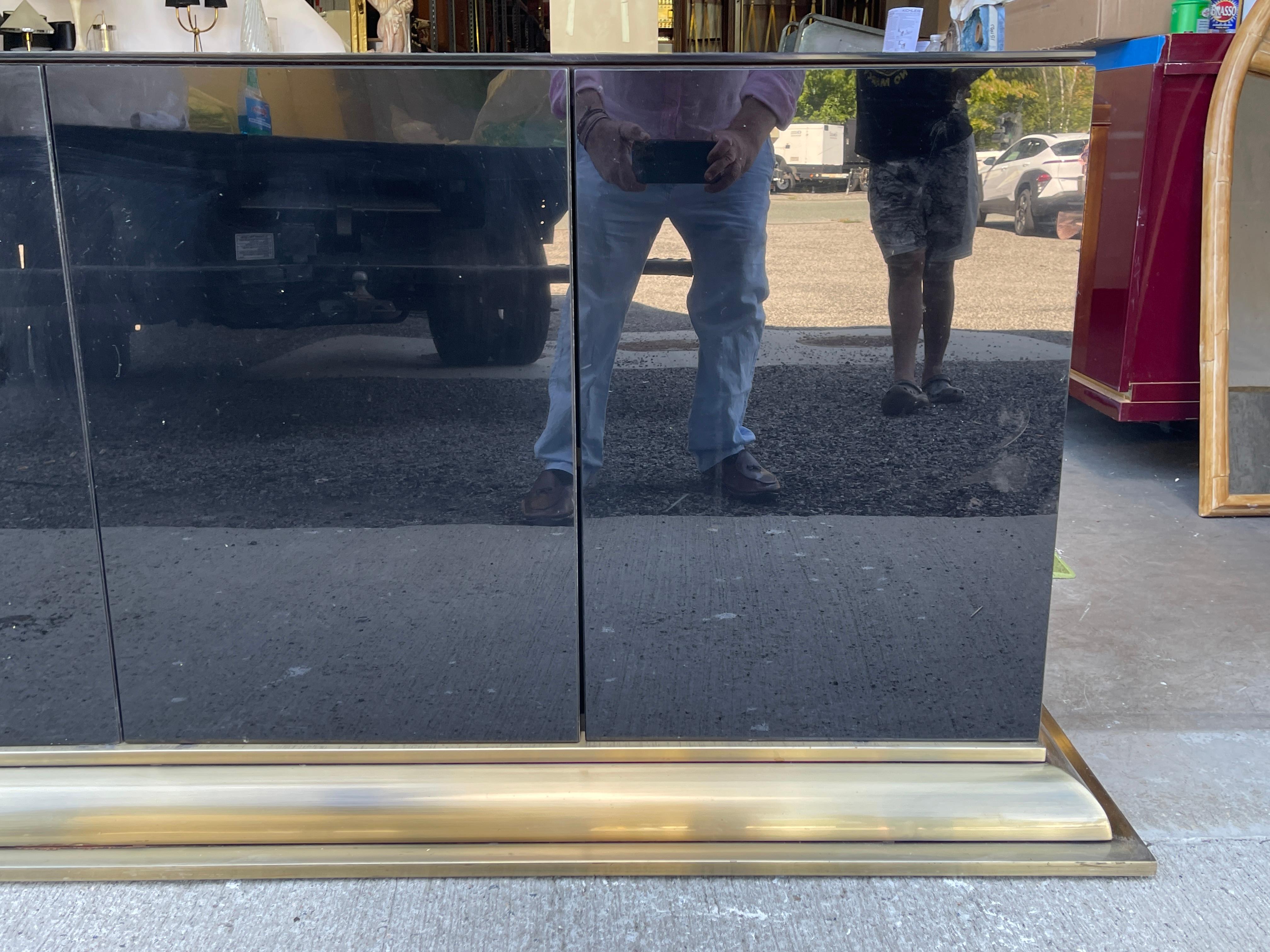 Credenza a quattro ante in vetro nero di Ello con base in ottone in vendita 2