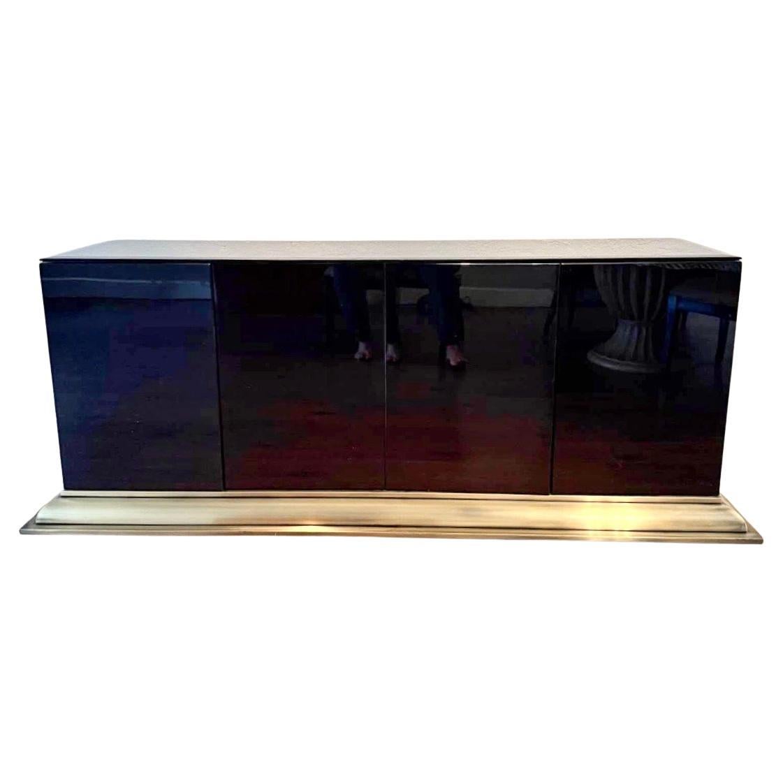Credenza a quattro ante in vetro nero di Ello con base in ottone in vendita