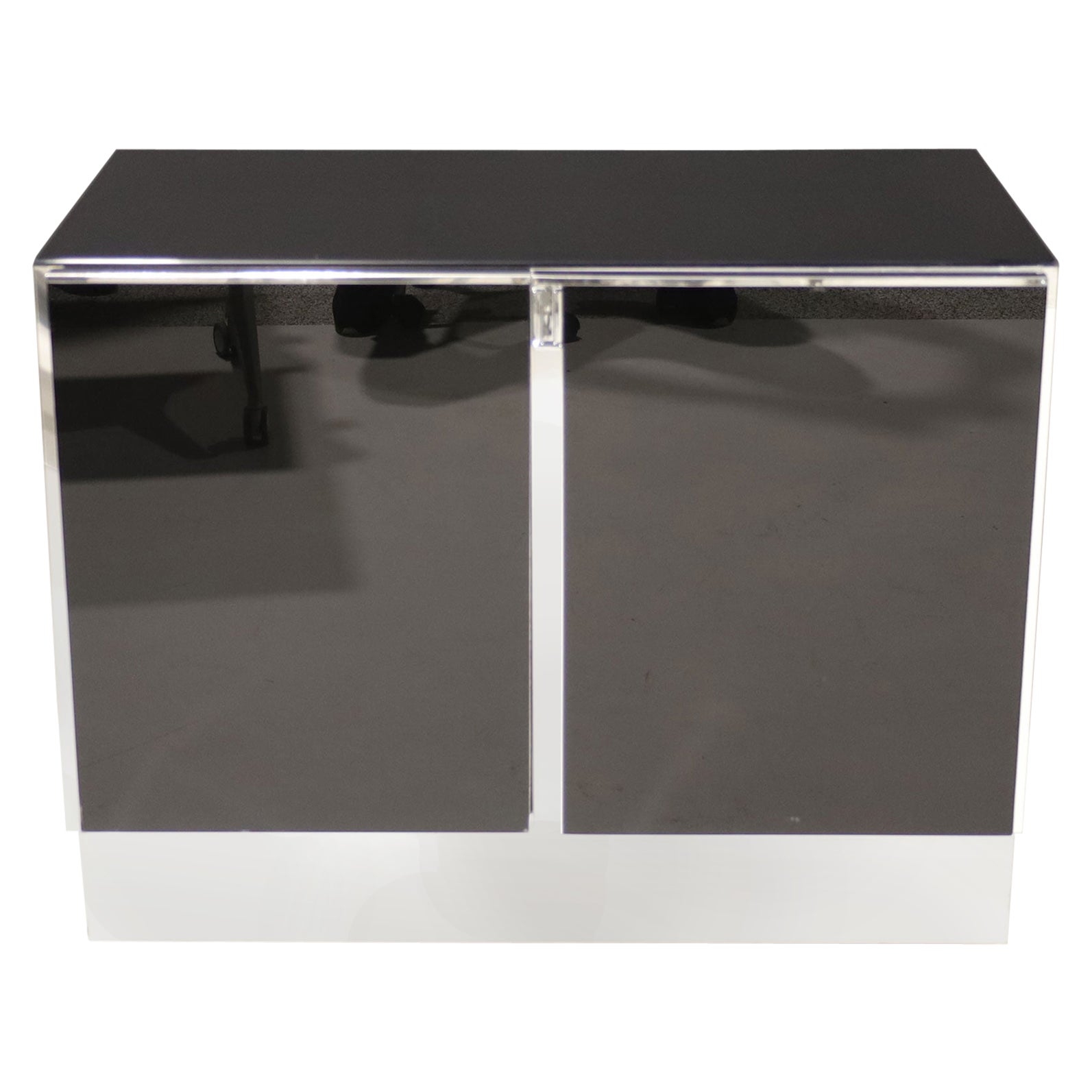 Aparador/Mueble Ello Negro con Tapa de Cristal y Detalles Cromados