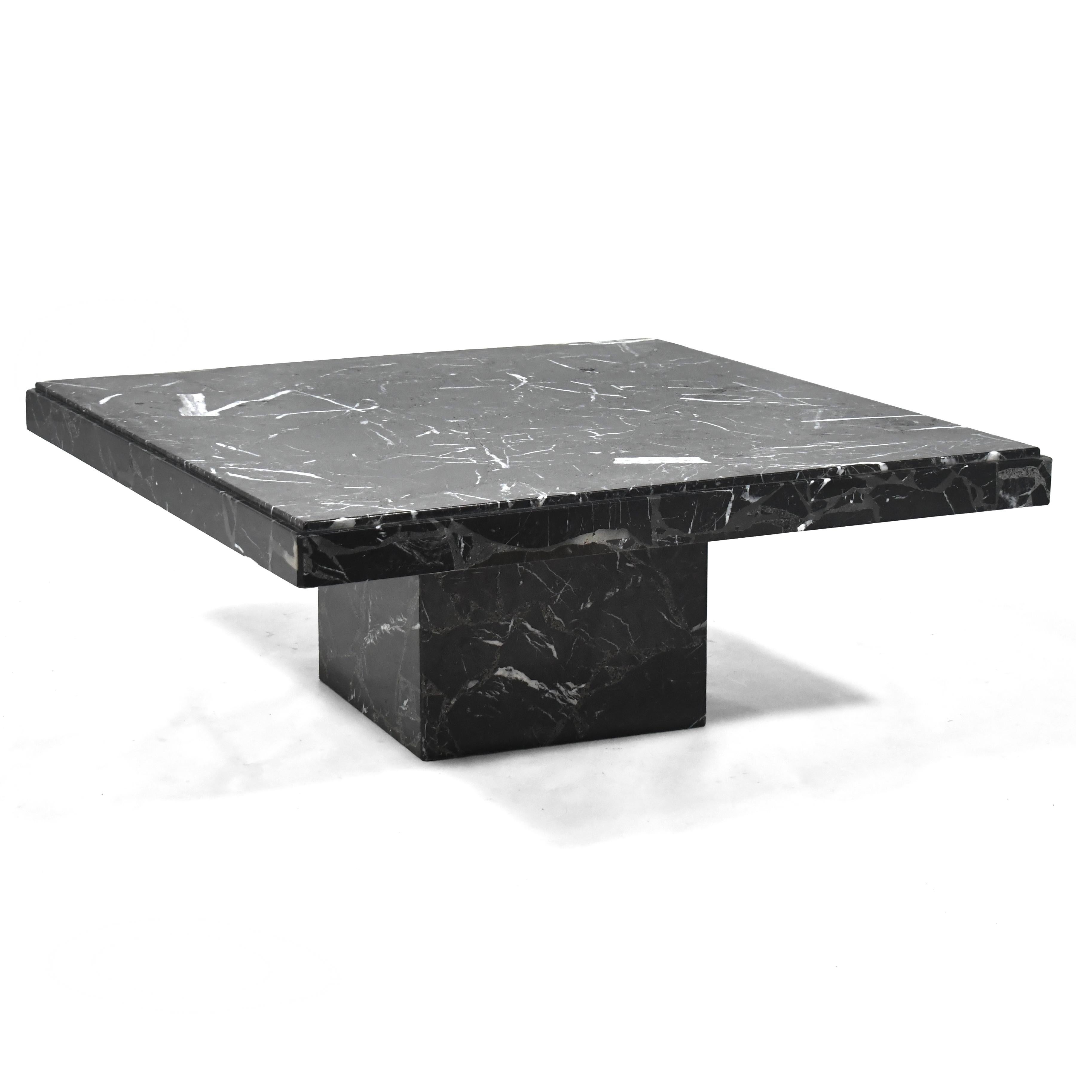 D'une forme élégante et minimaliste, cette table d'appoint d'Ello est réalisée en marbre composite noir.

La table d'appoint assortie est également disponible.

15,5 