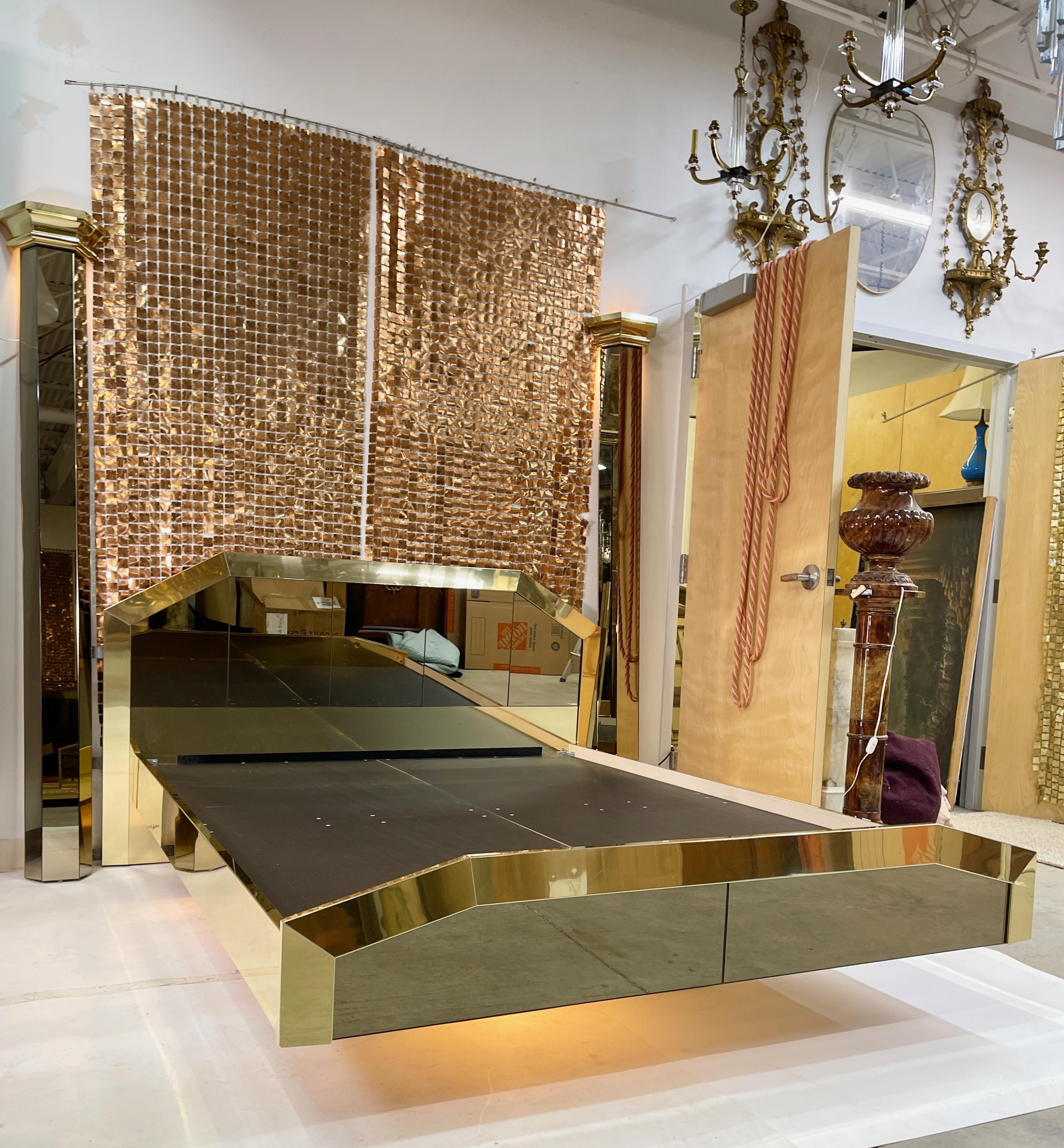 Ello Messing & bronziert Spiegel schwebende Queen Size Bett im Angebot 3