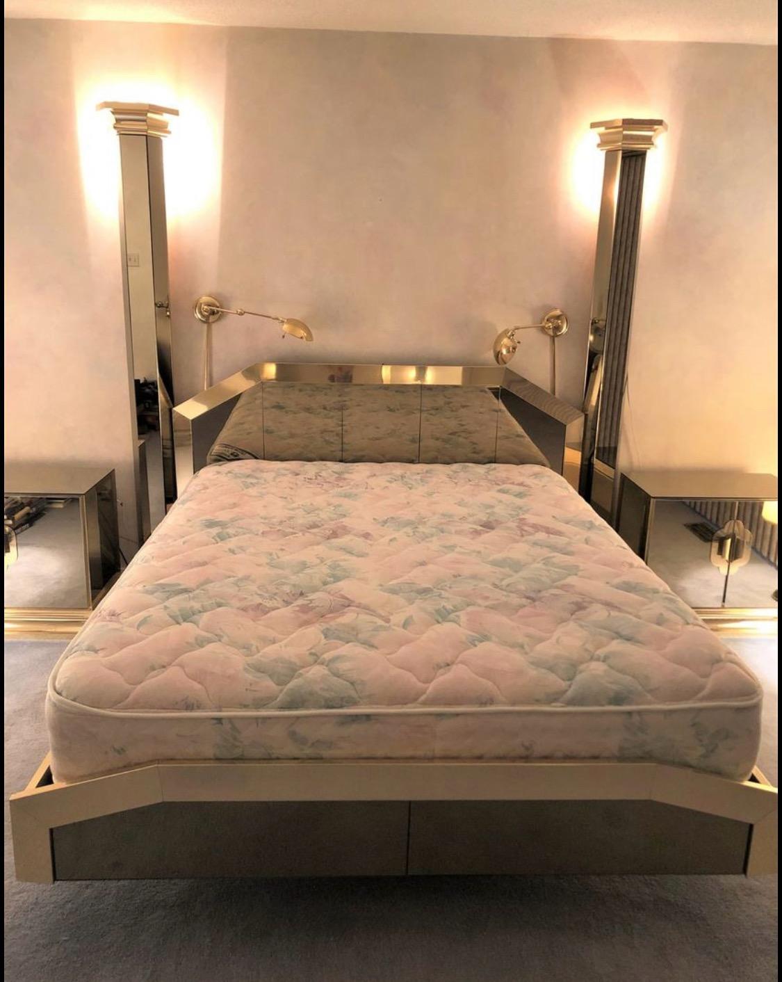 Ello Messing & bronziert Spiegel schwebende Queen Size Bett (amerikanisch) im Angebot