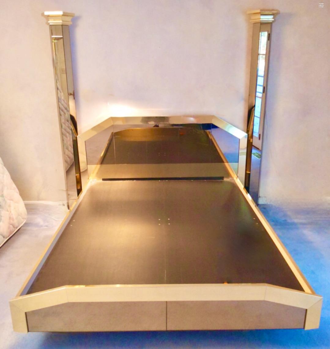 Ello Messing & bronziert Spiegel schwebende Queen Size Bett (Ende des 20. Jahrhunderts) im Angebot