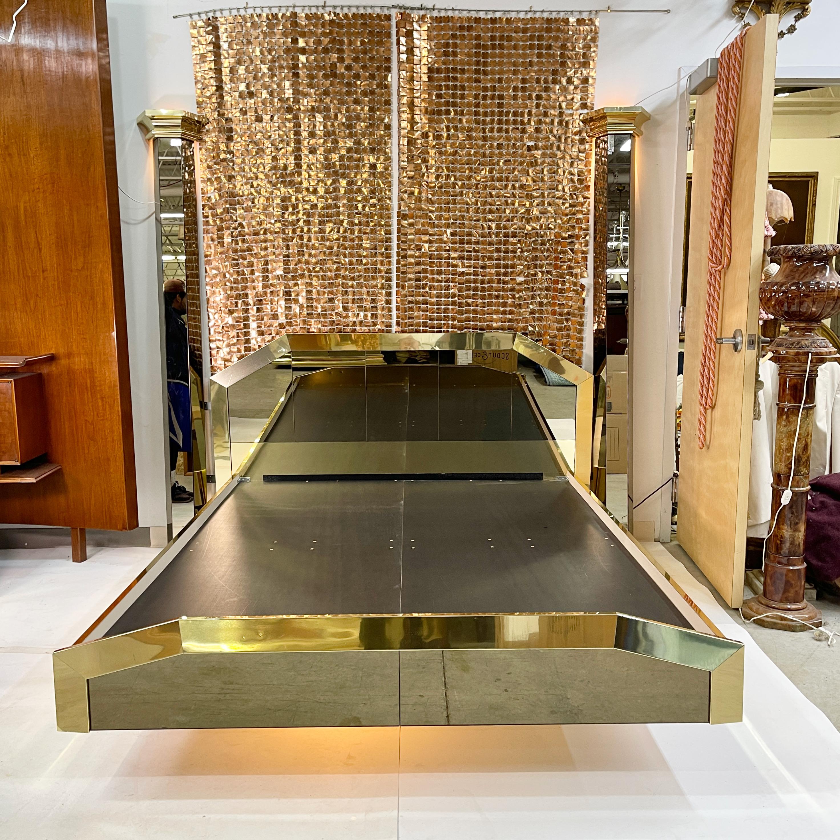 Ello Messing & bronziert Spiegel schwebende Queen Size Bett im Angebot 2