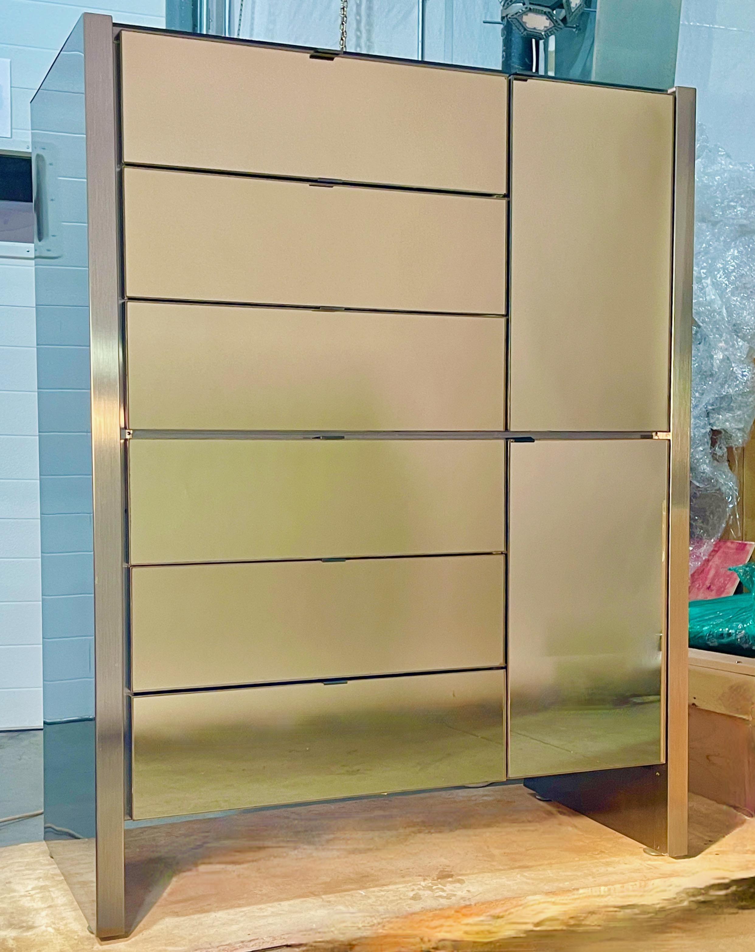Ello Credenza in Gunmetal Stainless & Smoked Mirror mit Paar Wandspiegeln im Angebot 6
