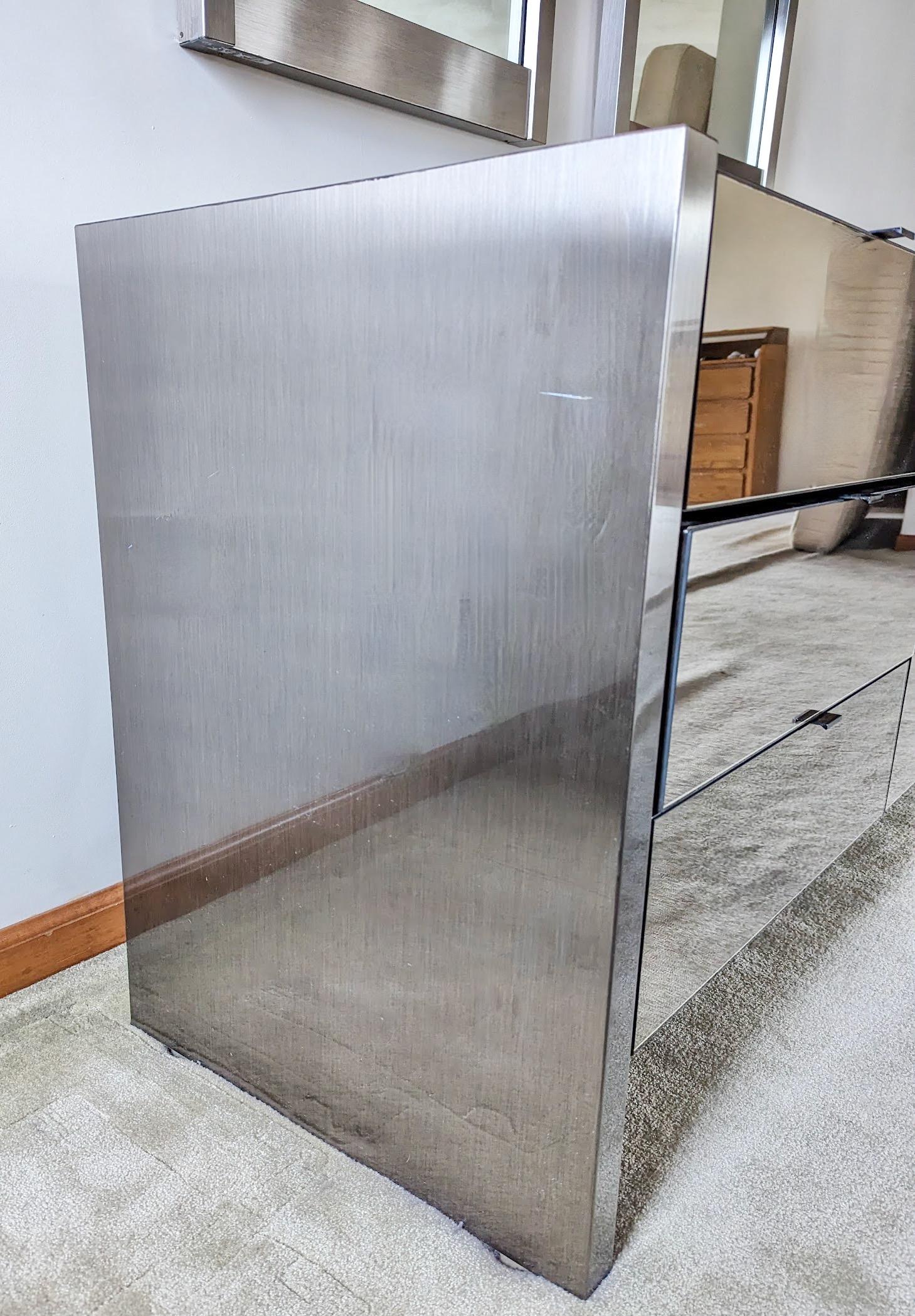 Hollywood Regency Credenza Ello in acciaio inox canna di fucile e specchio fumé con coppia di specchi a parete in vendita