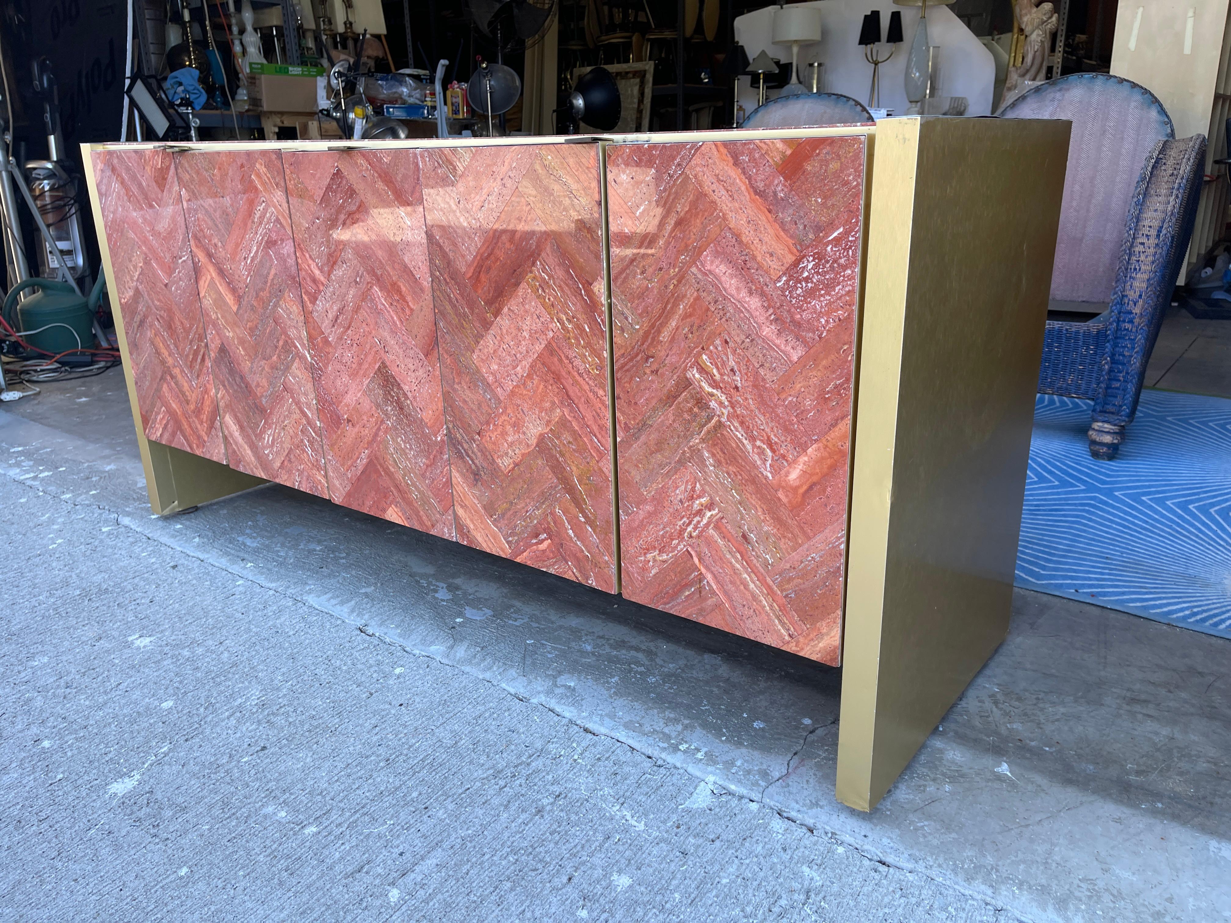 Credenza Ello in travertino rosso persiano con piastrelle a spina di pesce e ottone a cinque ante in vendita 3