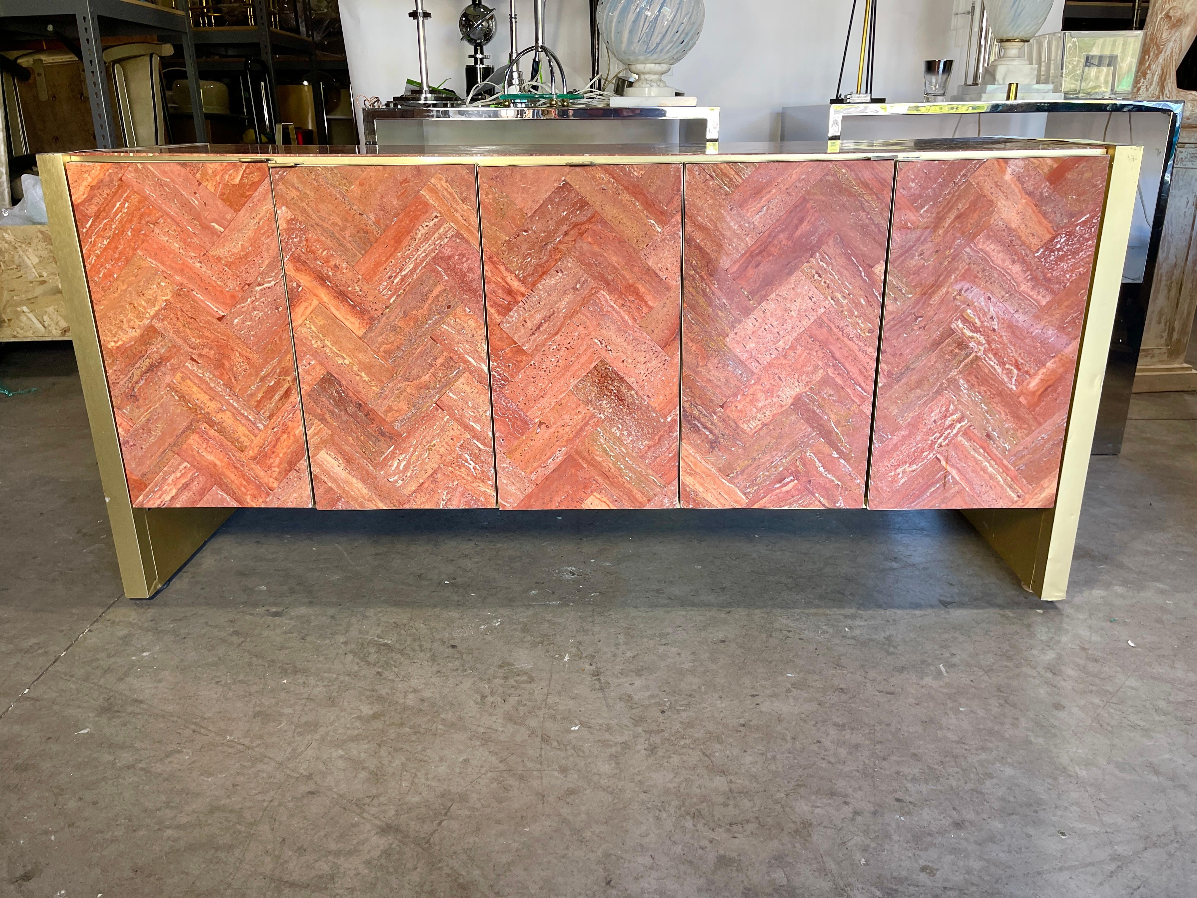 Credenza Ello in travertino rosso persiano con piastrelle a spina di pesce e ottone a cinque ante in vendita 4