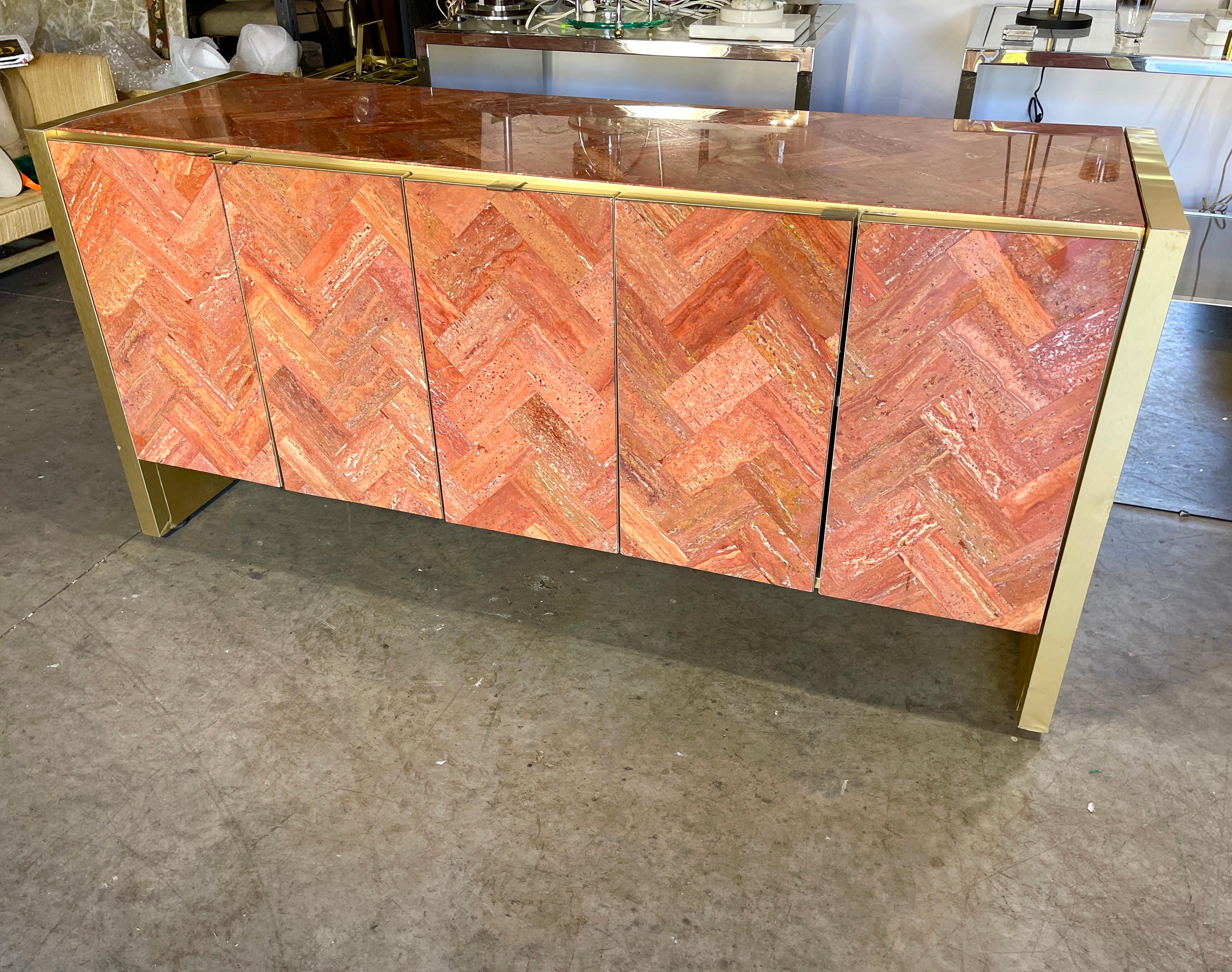 Credenza Ello in travertino rosso persiano con piastrelle a spina di pesce e ottone a cinque ante in vendita 5