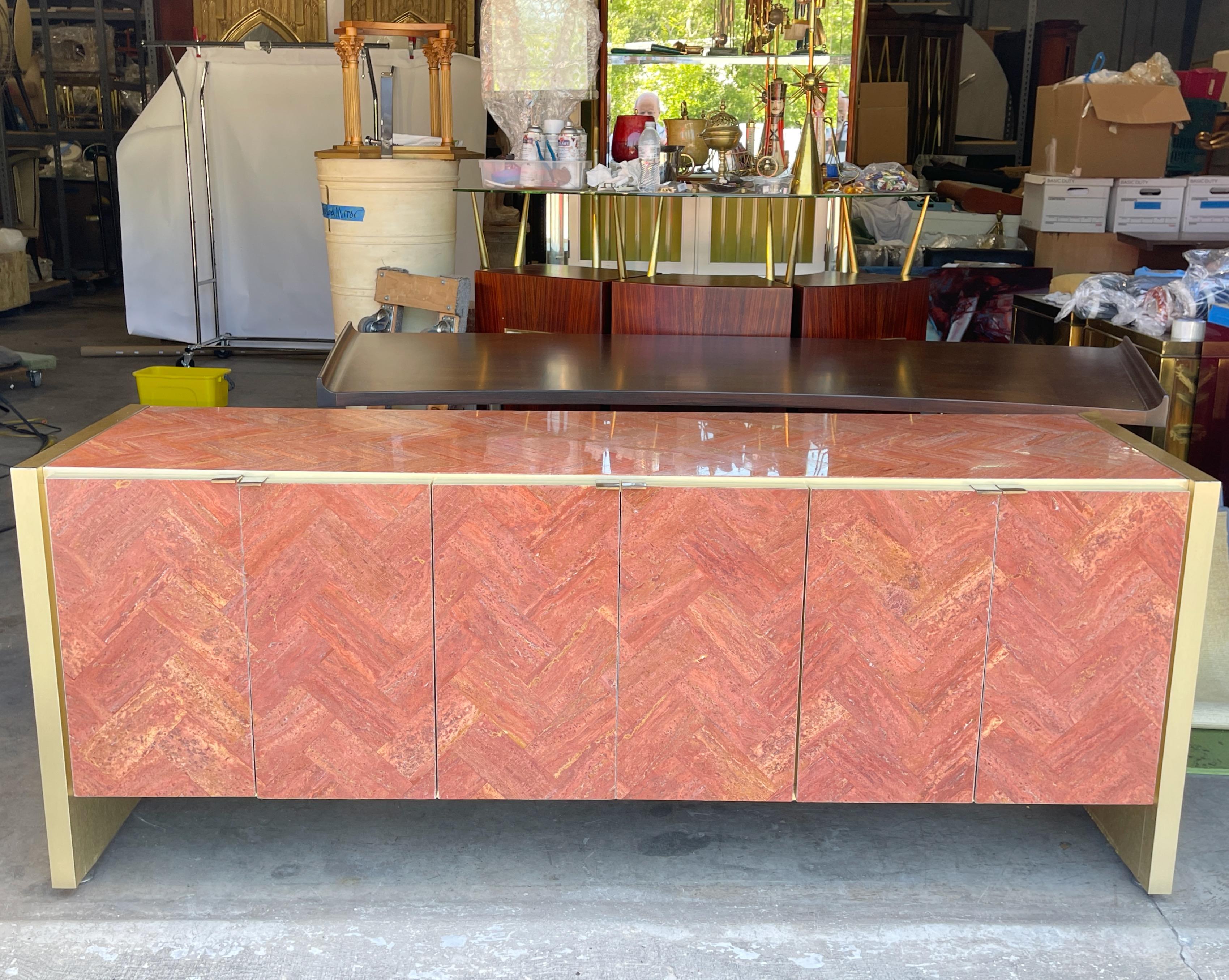 Credenza Ello in travertino rosso persiano con piastrelle a spina di pesce e ottone a cinque ante in vendita 9