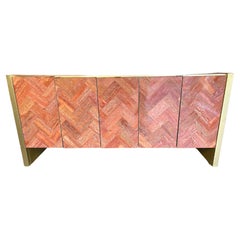Ello buffet en travertin rouge persan, carreaux à chevrons et porte à cinq battants en laiton