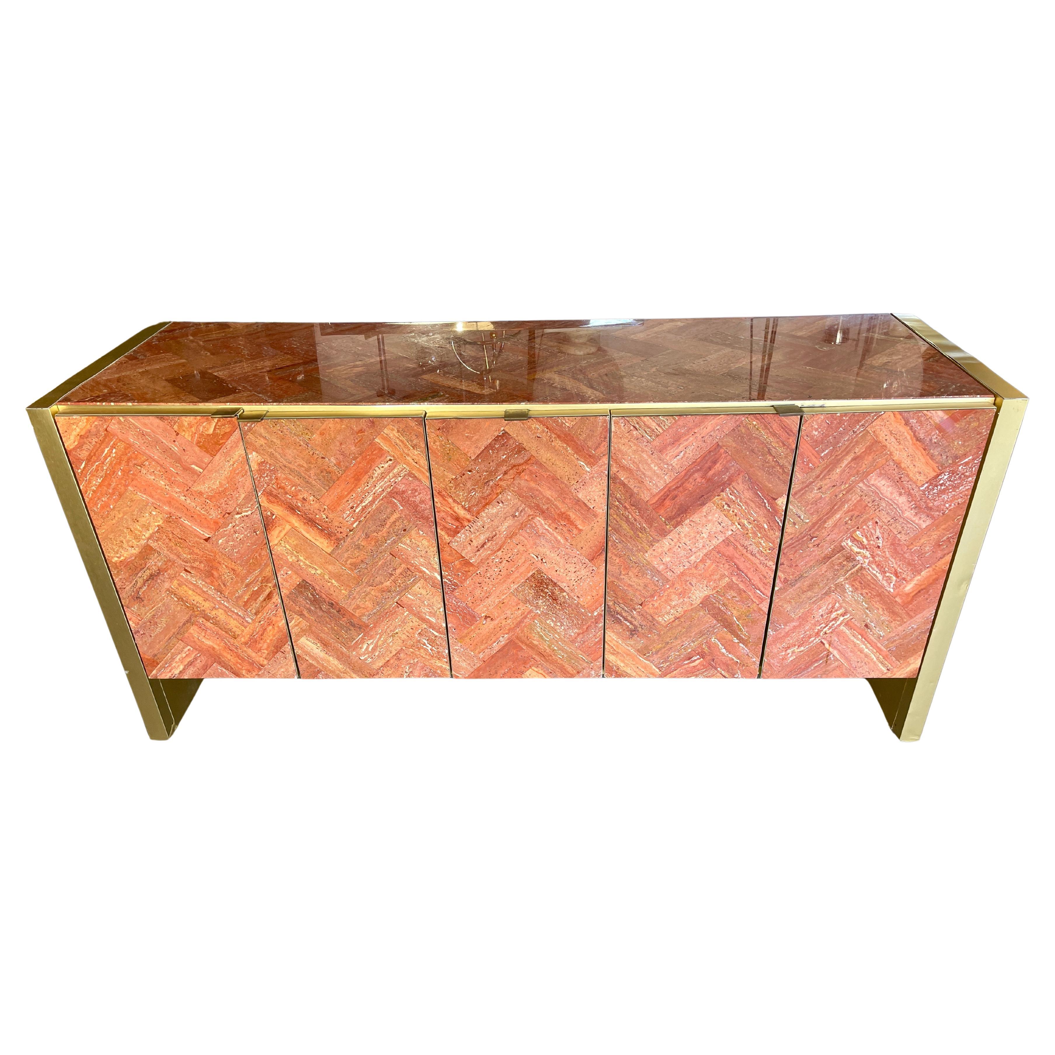 Hollywood Regency Credenza Ello in travertino rosso persiano con piastrelle a spina di pesce e ottone a cinque ante in vendita