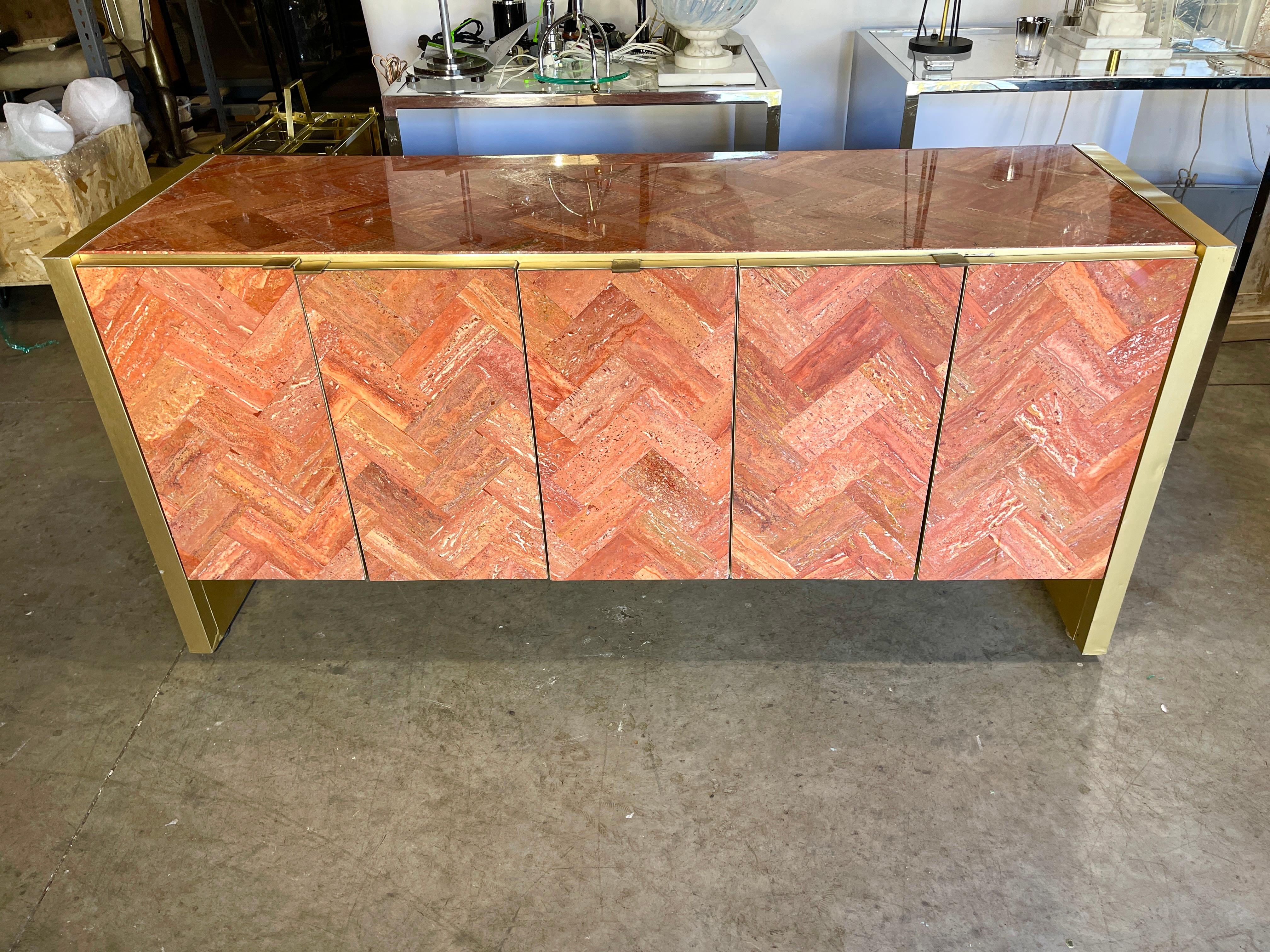 Americano Credenza Ello in travertino rosso persiano con piastrelle a spina di pesce e ottone a cinque ante in vendita