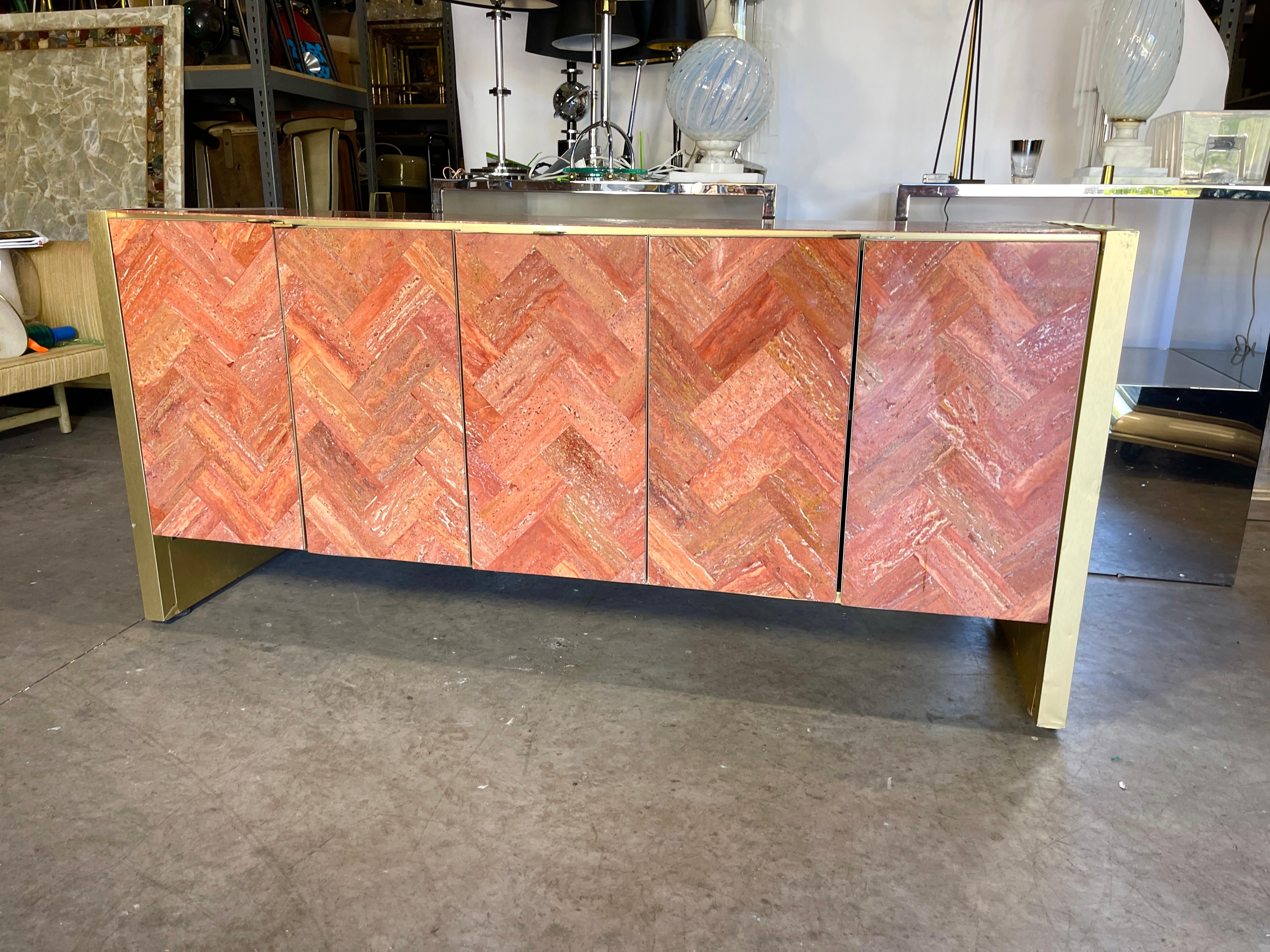 Credenza Ello in travertino rosso persiano con piastrelle a spina di pesce e ottone a cinque ante In condizioni buone in vendita a Hanover, MA