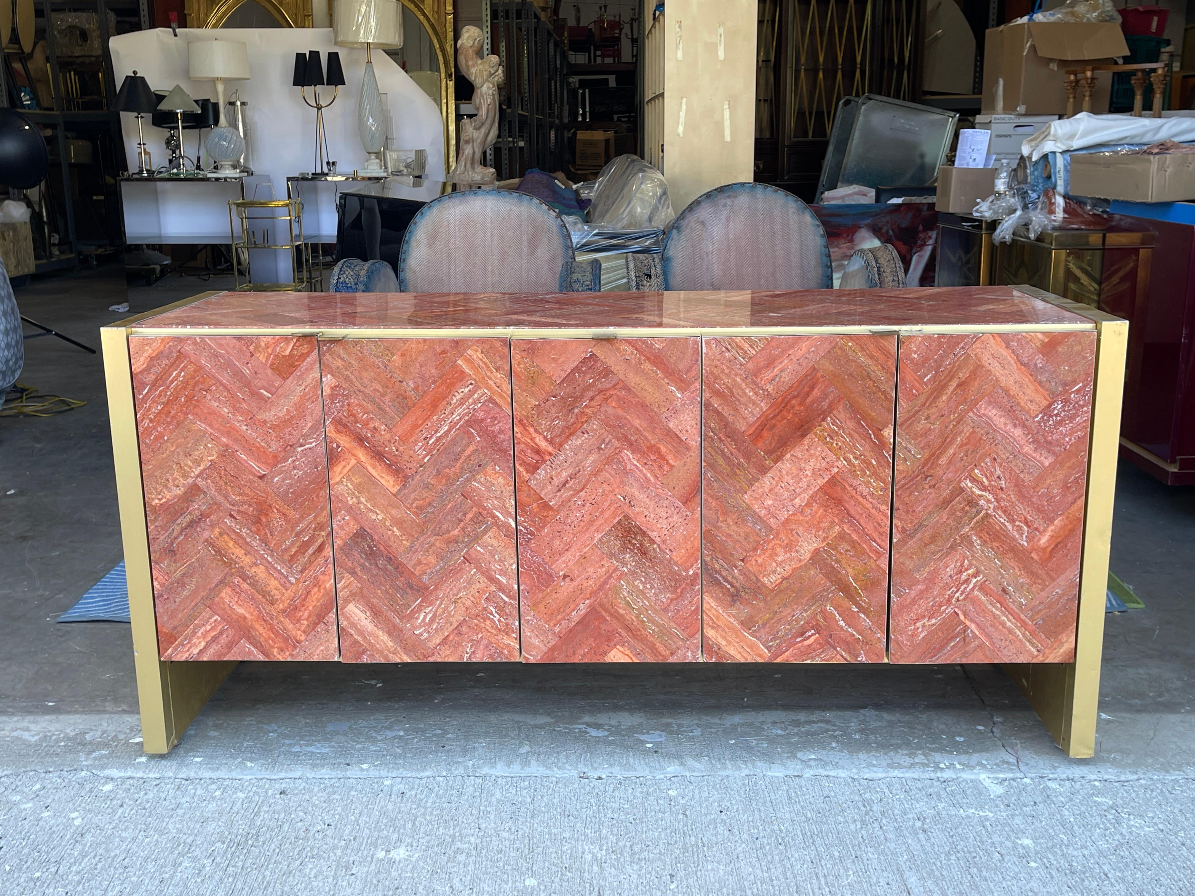 Fine XX secolo Credenza Ello in travertino rosso persiano con piastrelle a spina di pesce e ottone a cinque ante in vendita