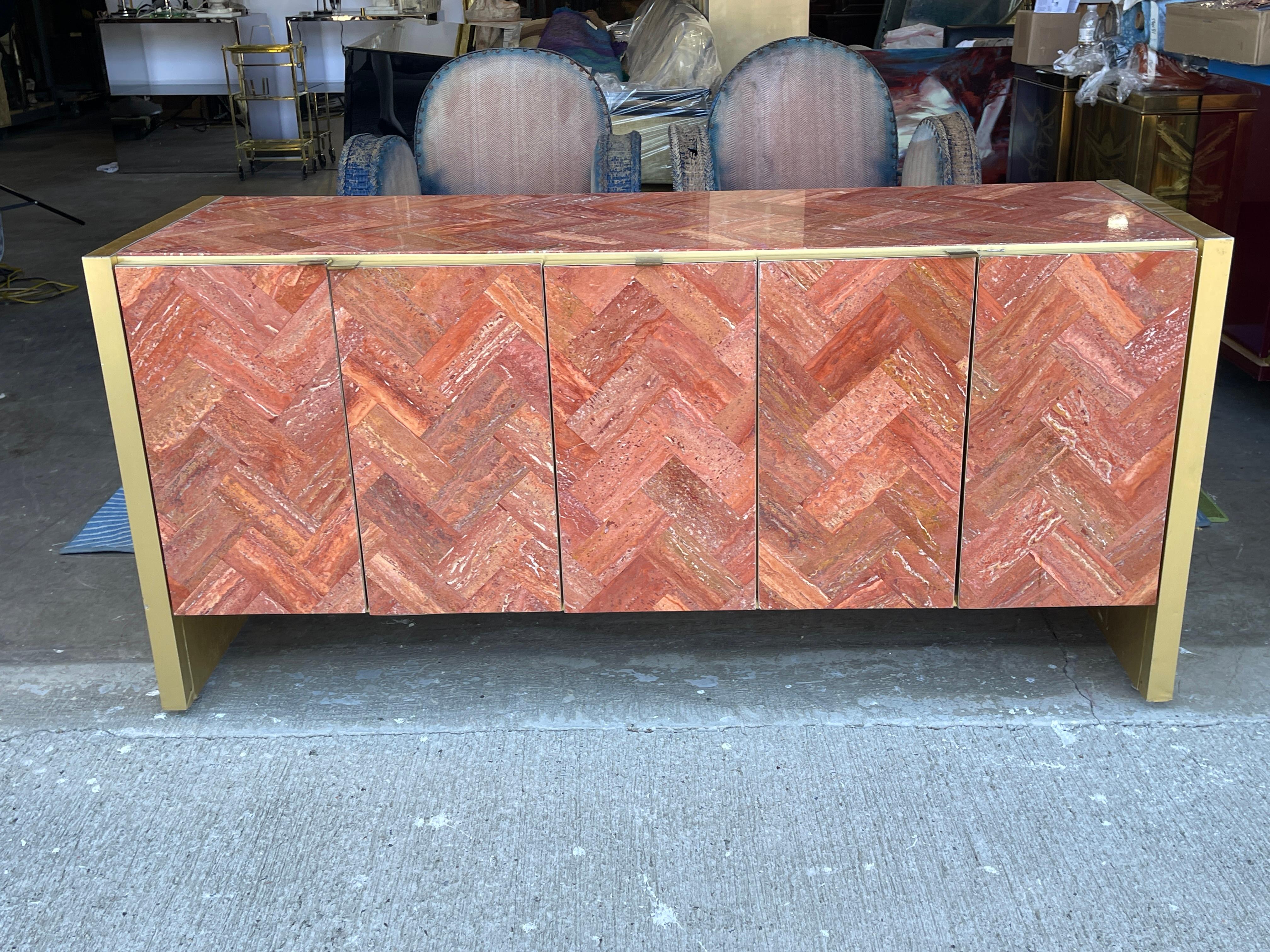 Ottone Credenza Ello in travertino rosso persiano con piastrelle a spina di pesce e ottone a cinque ante in vendita