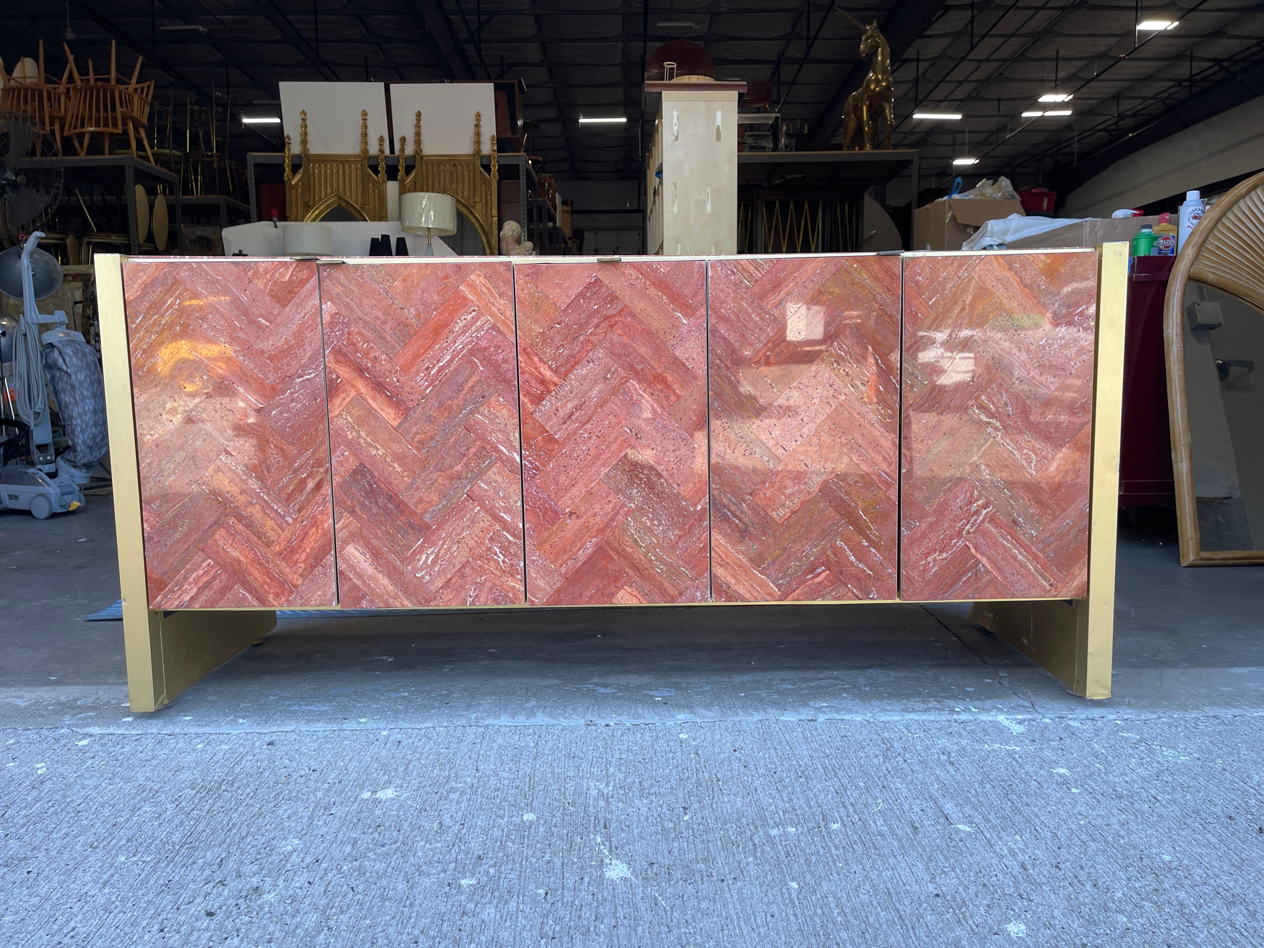 Credenza Ello in travertino rosso persiano con piastrelle a spina di pesce e ottone a cinque ante in vendita 1