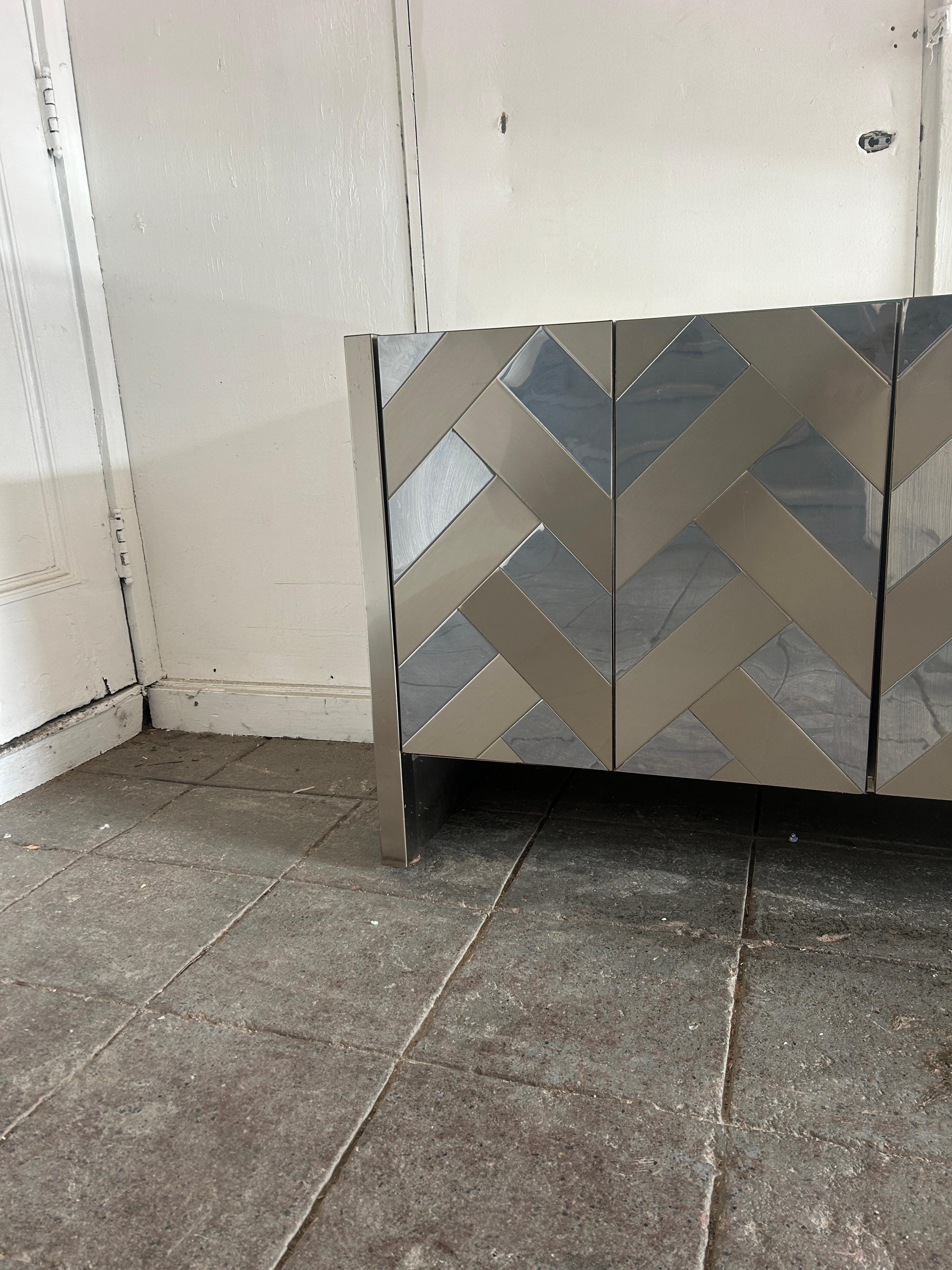 Ello Post Modern Mid Jahrhundert Glas Spiegel gebürstetem Metall 5 Tür Credenza C. 1980s im Angebot 3