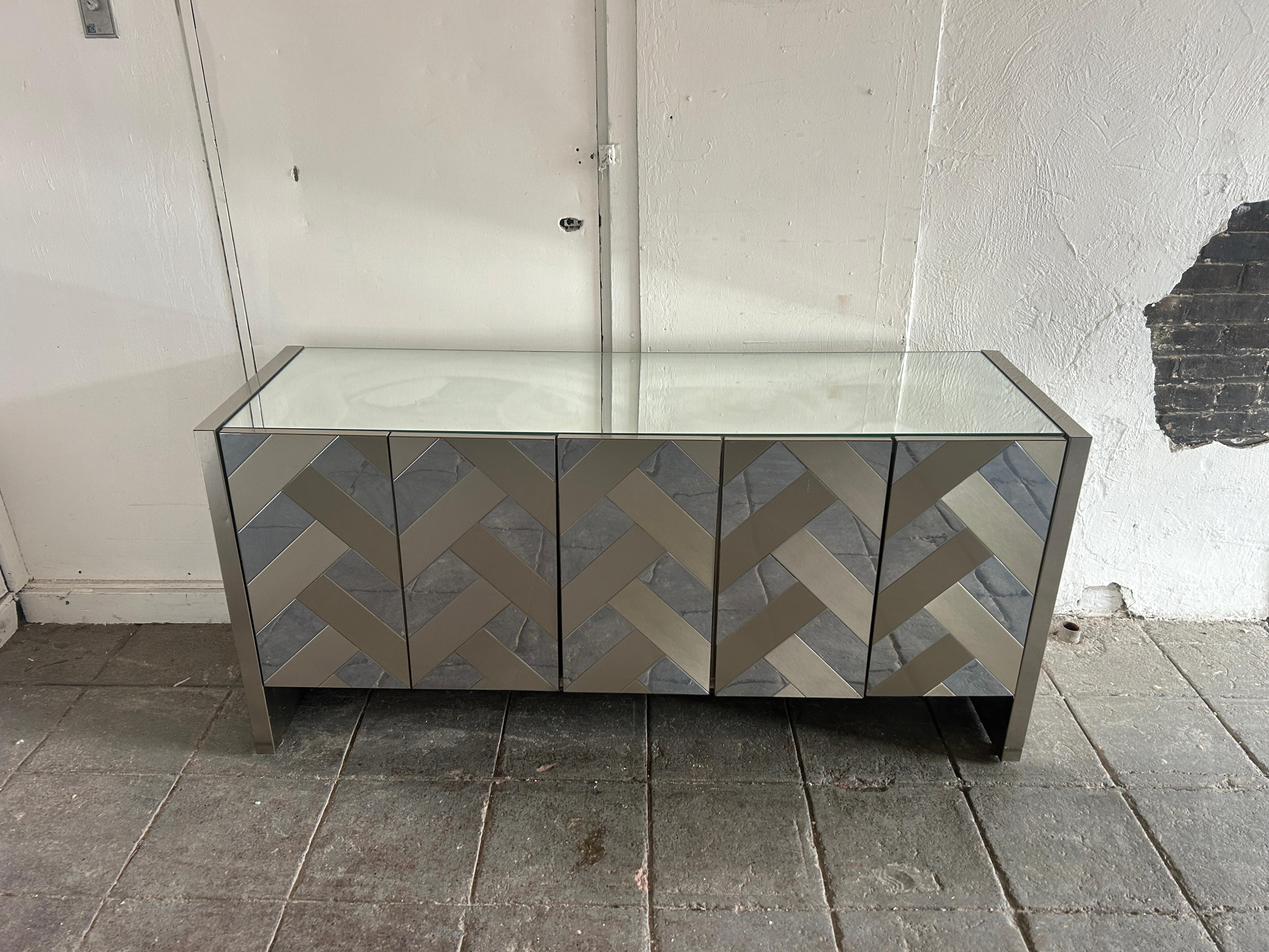 Ello Post Modern Mid century Glass Mirror and bushed metal 5 door Credenza or sideboard C. 1980s. Long low Glass Mirror and brushed metal cross hatched Credenza with 5 cabinet doors. Has white laminate inside with chrome accents. Come with (2) white