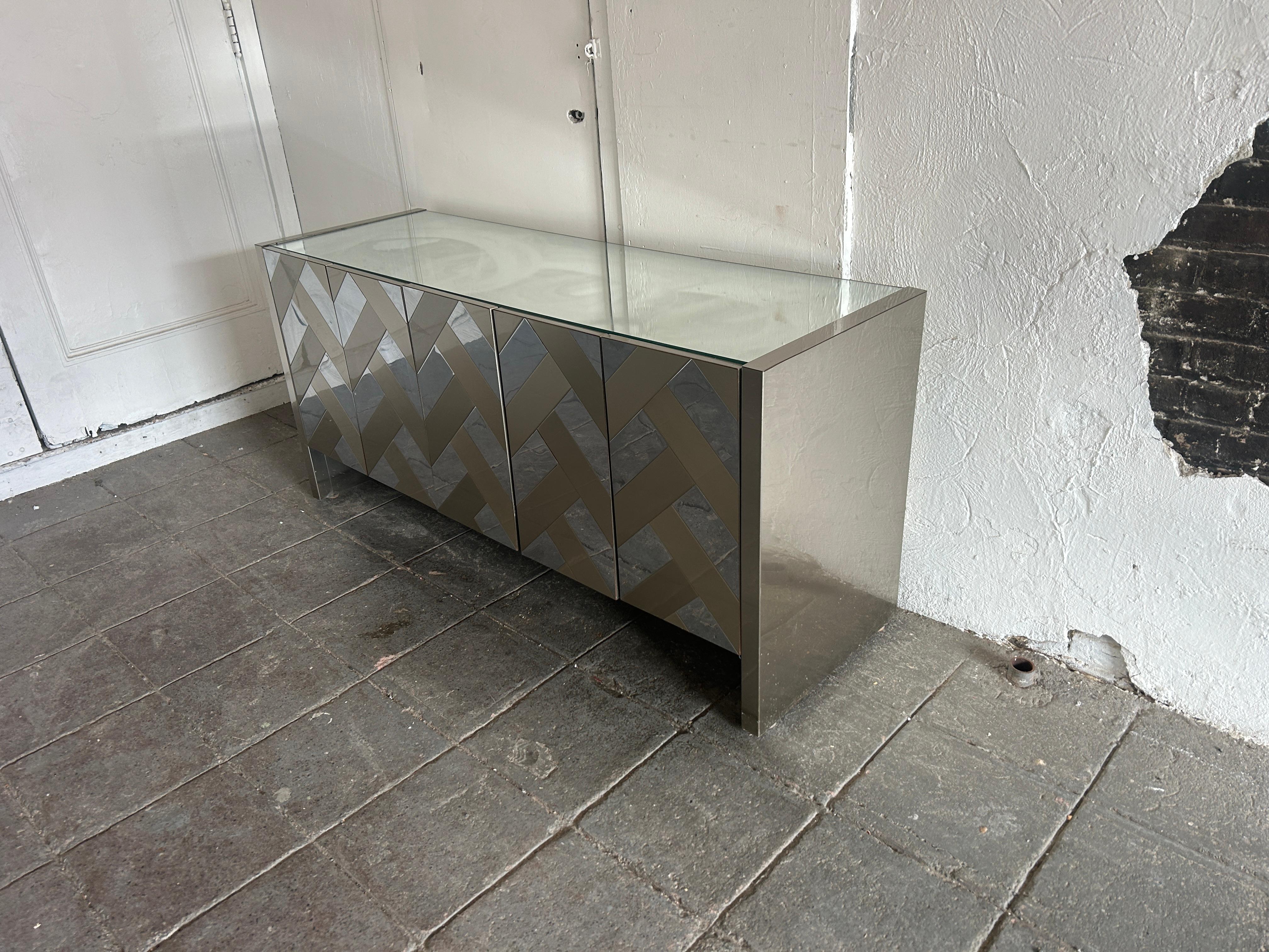 Ello Post Modern Mid Jahrhundert Glas Spiegel gebürstetem Metall 5 Tür Credenza C. 1980s (Holzarbeit) im Angebot