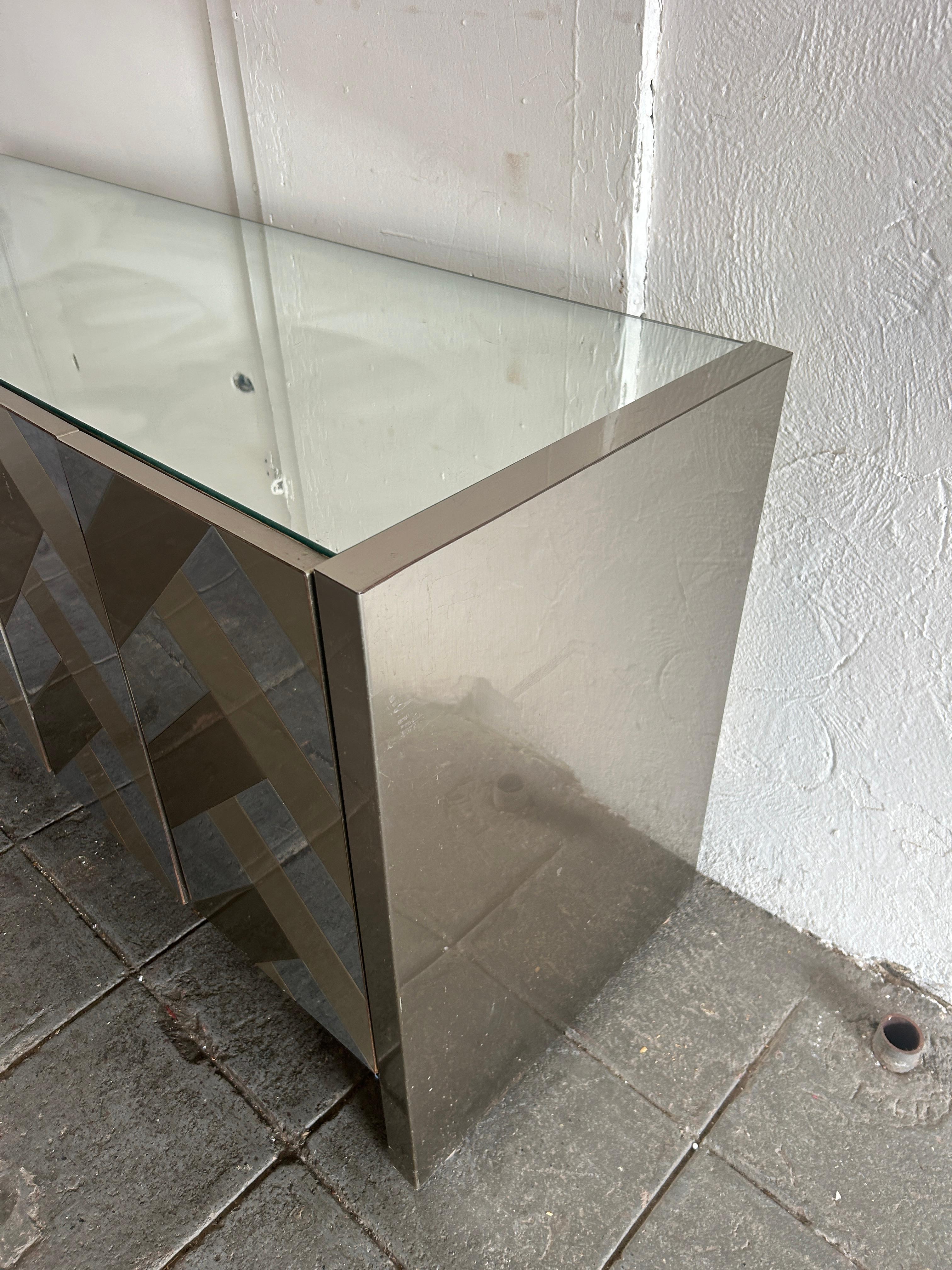 Ello Post Modern Mid Jahrhundert Glas Spiegel gebürstetem Metall 5 Tür Credenza C. 1980s (Ende des 20. Jahrhunderts) im Angebot