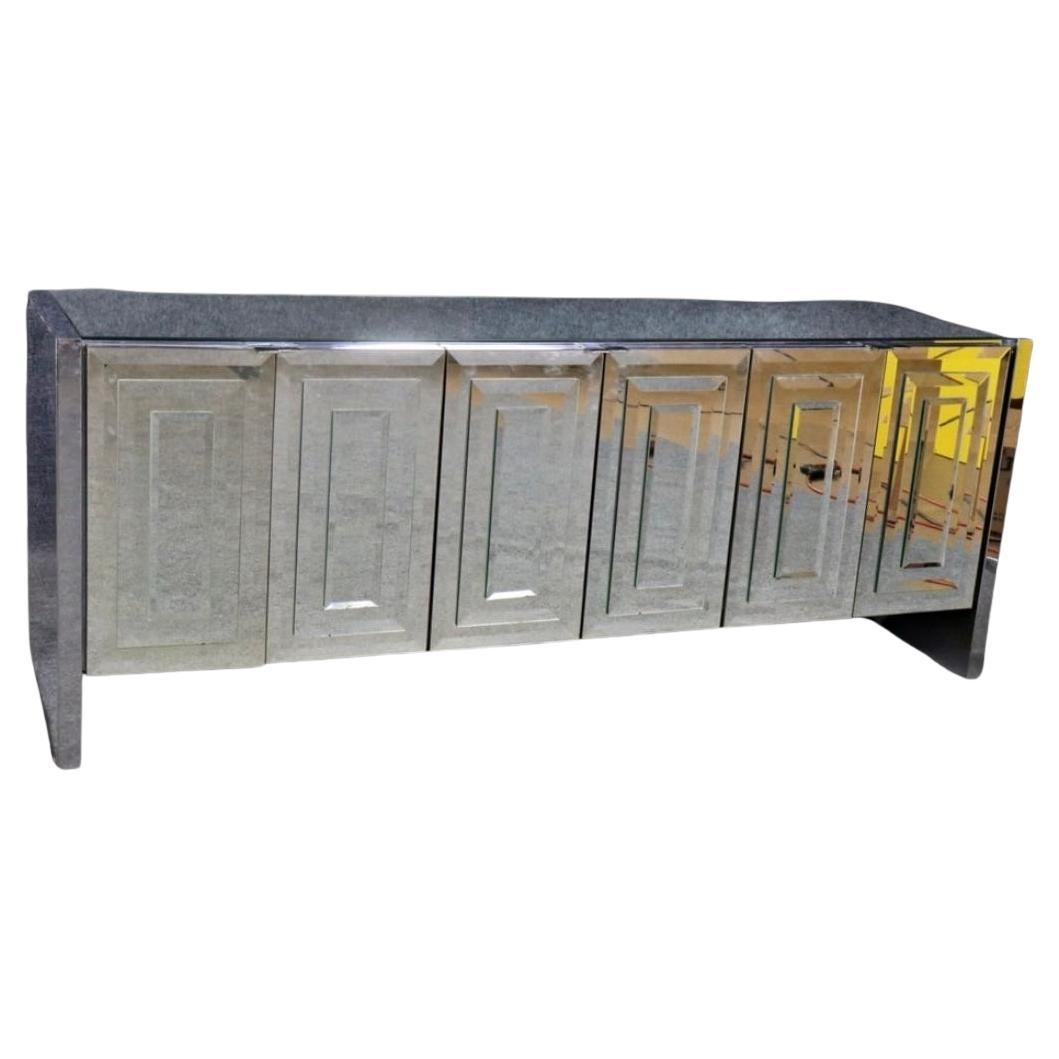 Ello Post Modern Mid century layered Glass Mirror 6 door Credenza or sideboard C. 1980s. Long low Glass staggered Mirror door Credenza with 6 cabinet doors. L'intérieur est en stratifié blanc avec des accents chromés. Whiting comprend (3) étagères