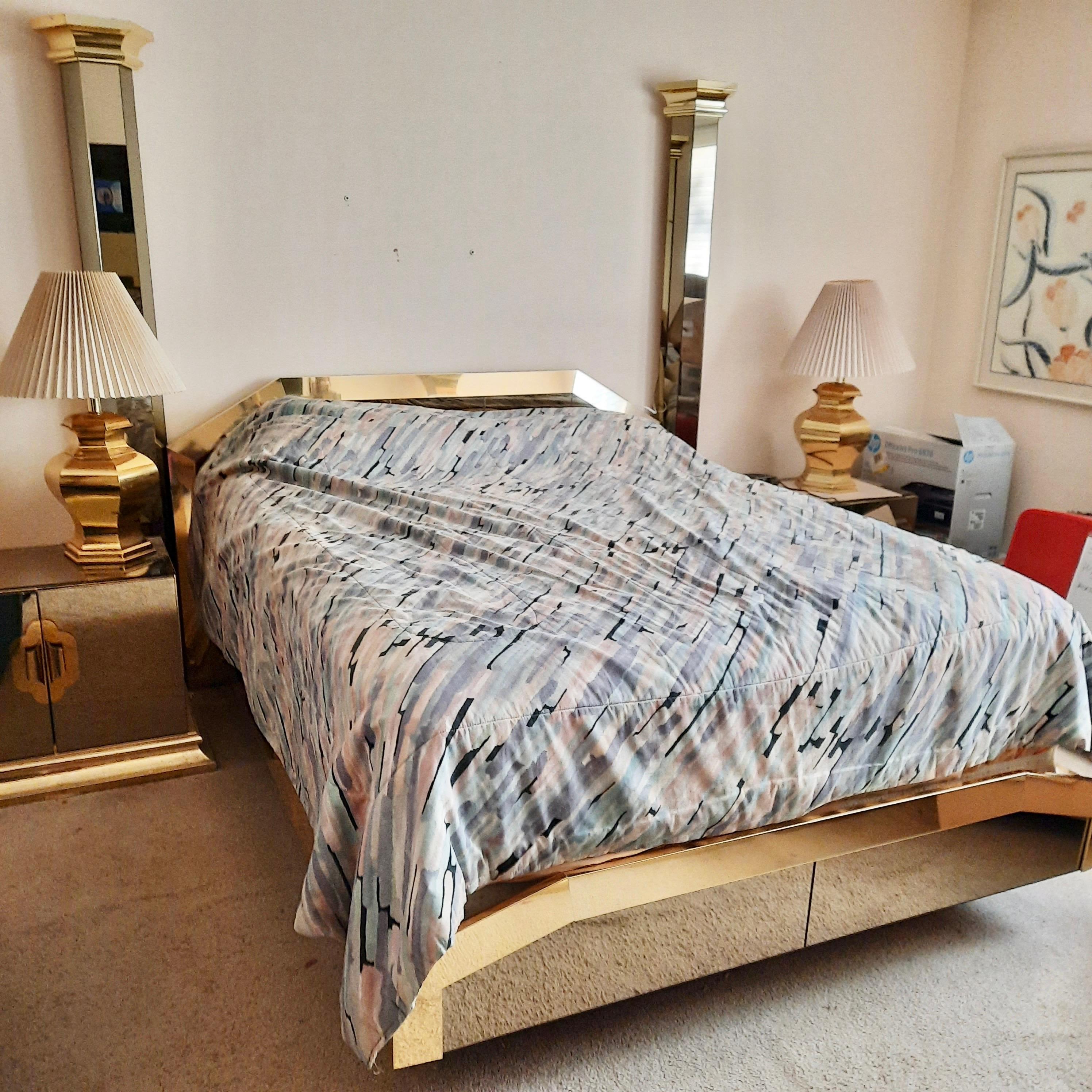 Umwerfendes, schwebendes Queen-Size-Bett mit zwei Postern, verkleidet mit poliertem Messing und bronziertem Spiegelglas, entworfen von O. B. Solie für Ello Furniture Manufacturing Co. aus der Kollektion 