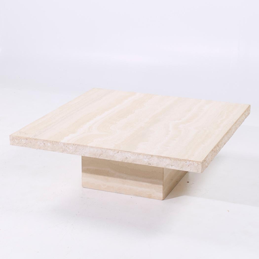 Américain Table basse en travertin style Ello Mid Century en vente