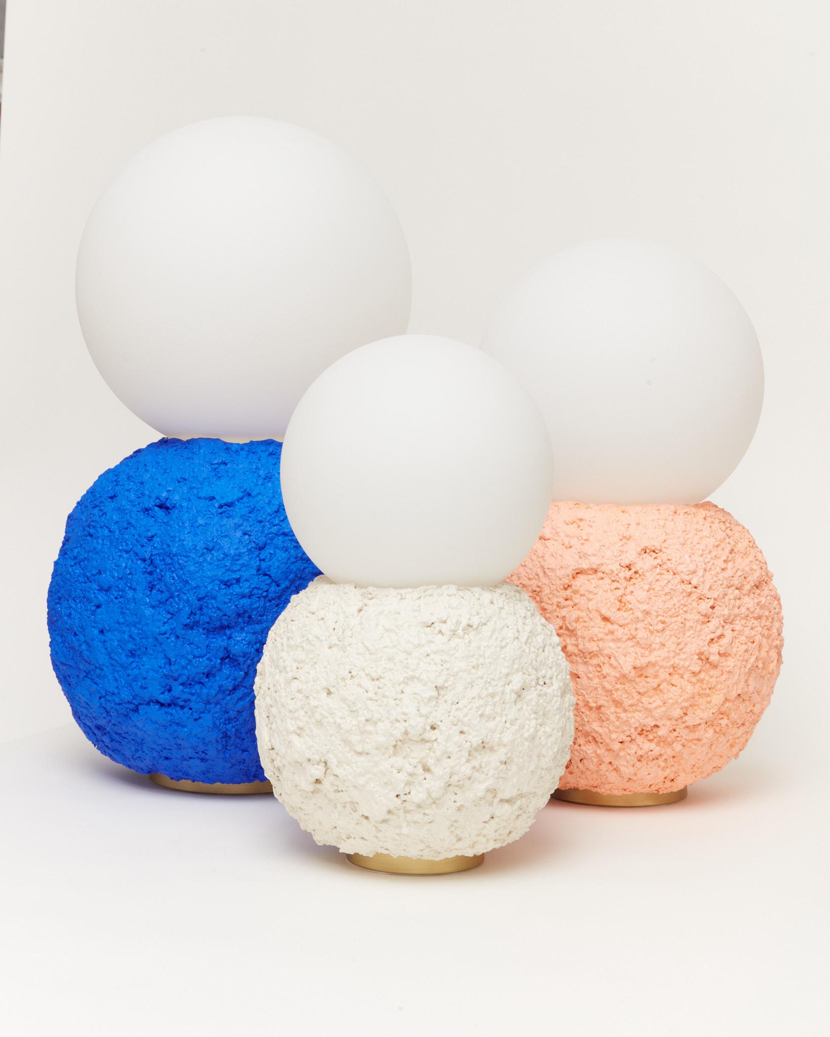 La Lámpara Ellsworth fue nuestro primer diseño de iluminación y puede que siga siendo una de nuestras favoritas. Su uso único del color, la textura y el material se inspira en la atrevida paleta y las formas geométricas del fallecido pintor