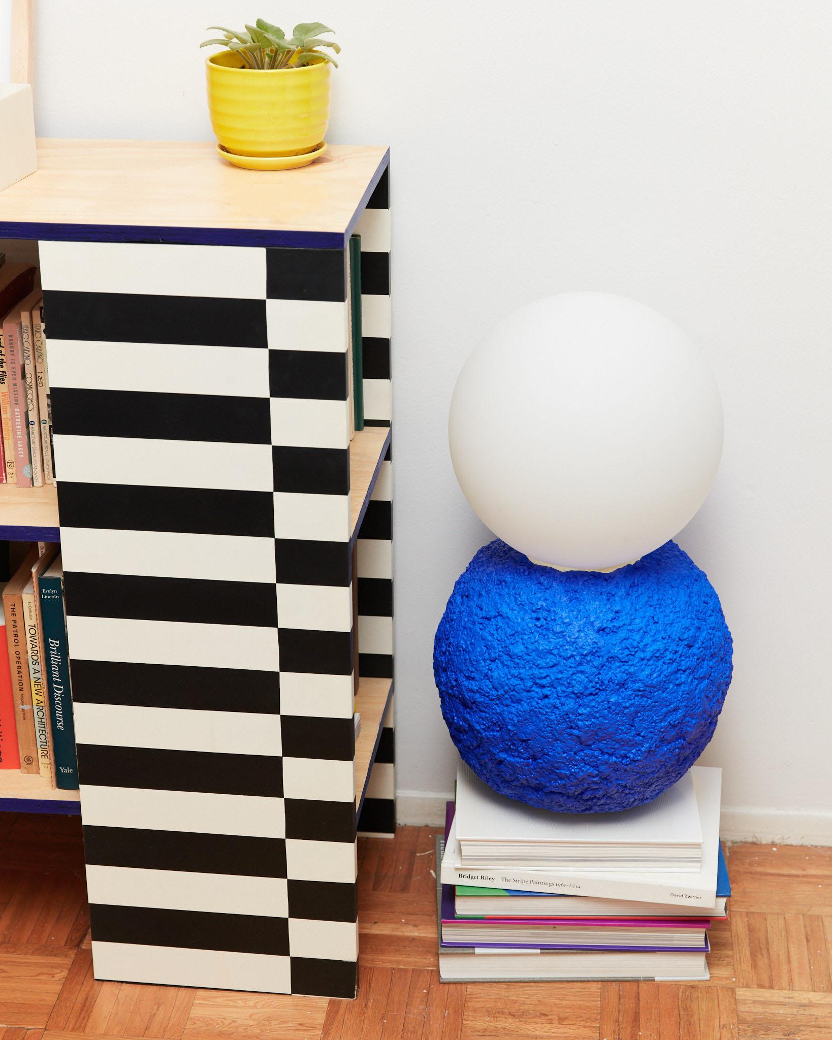 Lámpara Ellsworth - Lámpara de sobremesa moderna y escultural en azul Yves Klein Estadounidense en venta