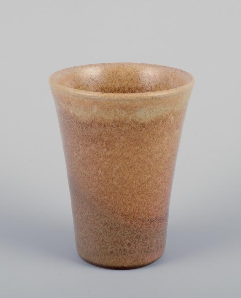 Ellis Kuch (1929-2008) e Wilhelm Kuch (1925-2022).
Kuch Keramik, Germania
Tre vasi di ceramica unici.
Smalto con toni sabbiosi.
1980s.
Firmato.
In perfette condizioni.
Dimensioni: Altezza da 9,0 a 12,0 cm e diametro da 6,0 a 9,0 cm.