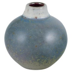 Elly Kuch und Wilhelm Kuch. Vase aus Keramik  in Grün- und Blautönen.