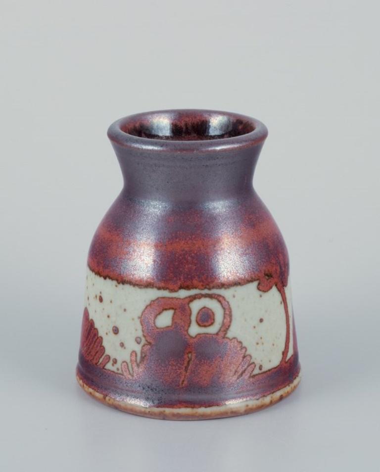 Elly Kuch (1929-2008) und Wilhelm Kuch (1925-2022). 
Zwei einzigartige Keramikvasen.
Eine Vase mit glänzender Glasur in bläulichen und violetten Tönen.
Die andere Vase mit einer Glasur in Brauntönen. Abstrakte Motive.
1980s.
Unterschrieben.
In