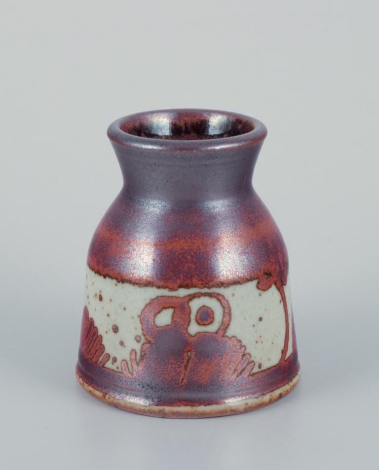 Ellis Kuch (1929-2008) e Wilhelm Kuch (1925-2022). 
Due vasi di ceramica unici.
Un vaso con smalto lucido nei toni del blu e del viola.
L'altro vaso ha uno smalto con sfumature marroni. Motivi astratti.
1980s.
Firmato.
In ottime condizioni. Entrambi