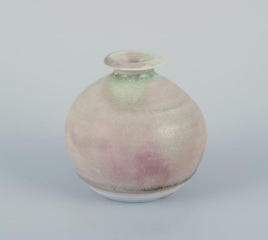 Elly Kuch (1929-2008) and Wilhelm Kuch (1925-2022). Two unique ceramic vases. Sand-colored glaze.
From the 1980s.
Signed.
In perfect condition.
Largest: Height 8.0 cm x Diameter 7.5 cm.