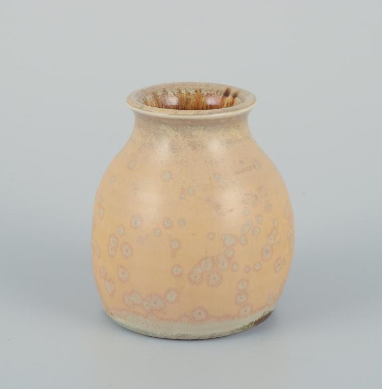 Elly Kuch (1929-2008) und Wilhelm Kuch (1925-2022). 
Zwei einzigartige Keramikvasen.
Eine Vase mit einer Kristallglasur in gelben Farbtönen.
Die andere Vase mit einer Glasur in hellen Brauntönen.
1980s.
Unterschrieben.
In perfektem Zustand.
Größte: