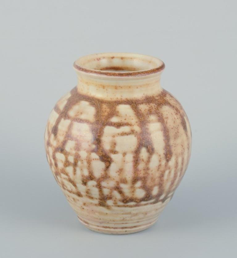 Ellis Kuch (1929-2008) e Wilhelm Kuch (1925-2022). 
Vaso in ceramica unico nel suo genere.
Smaltato nei toni del marrone e del giallo su una base beige.
1980s.
Firmato.
In perfette condizioni.
Il più grande: H. H. 11,5 cm. x P. 8,5 cm.
