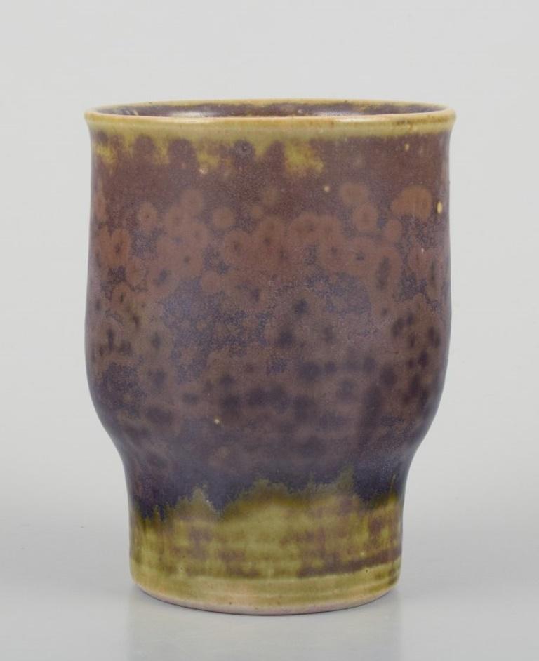 Ellis Kuch (1929-2008) e Wilhelm Kuch (1925-2022).
Vaso unico in miniatura.
Smalto cristallino con tonalità verde-marrone.
1980s.
In perfette condizioni.
Firmato.
Dimensioni: H. H. 10,5 cm x P. 8,0 cm.