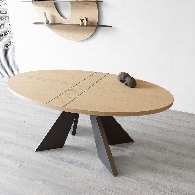 Elegant 6-seater oval dining table, with light wood top and modern X-shaped supporting structure. The elliptical shape of the top allows the placement of this important table even in small spaces. This version of the table, with a fixed 180 cm top.
