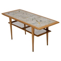 Table basse en orme et pâte de verre des années 1950.