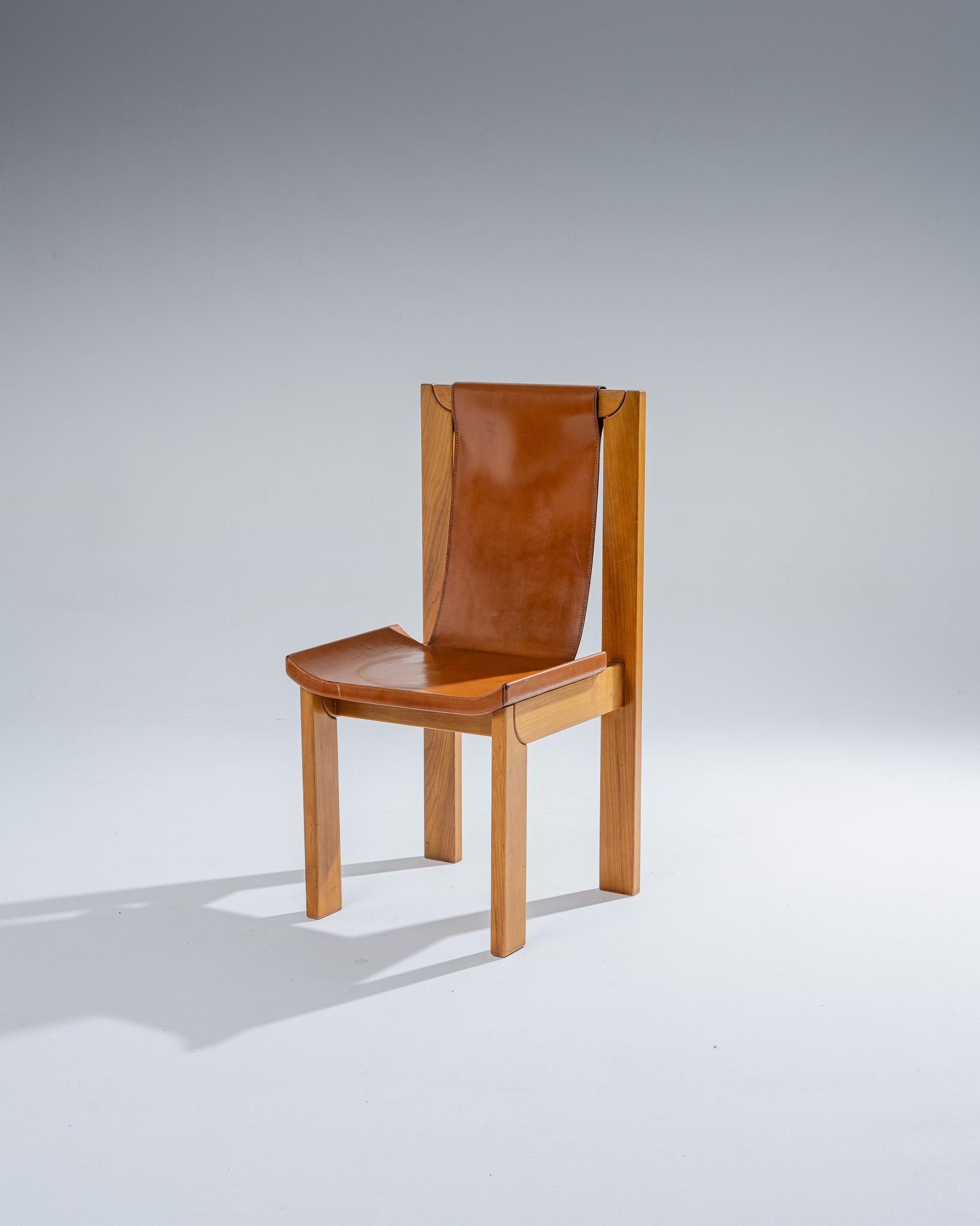Sedia attribuita a Luigi Gorgoni per Roche Bobois, anni '70. Struttura in olmo massiccio con seduta alta e schienale rivestito in pelle marrone pieno fiore, stirata senza cuciture visibili. Linee pulite e minimaliste tipiche del lavoro di Gorgoni.