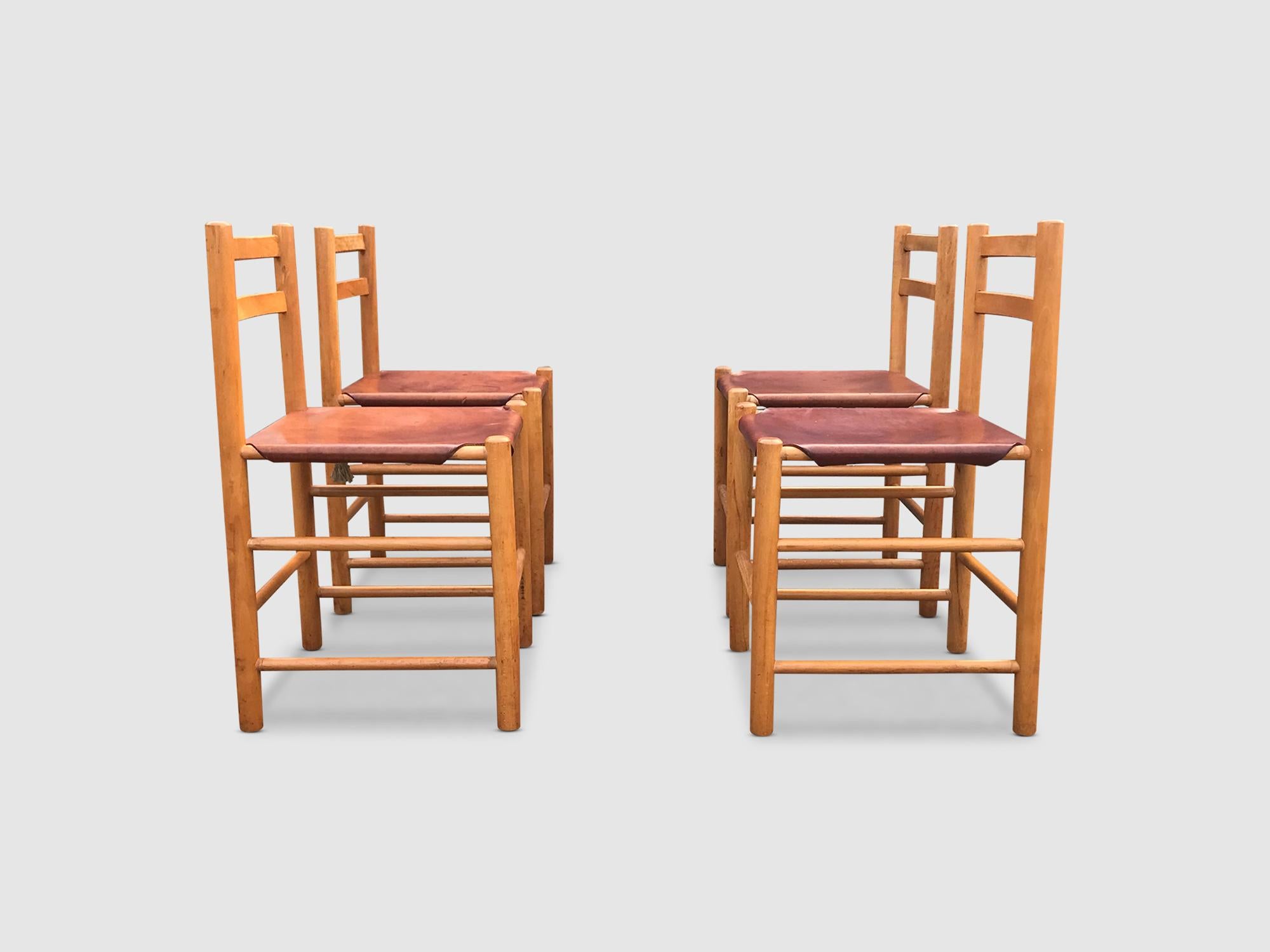 Set of sleek and sober yet very well crafted dining chairs in elm wood by Ate van Apeldoorn for Houtwerk Hattem.

The chairs feature a very square elm frame with round shaped feet and a double slatted backrest. The seat is made out of a cut to