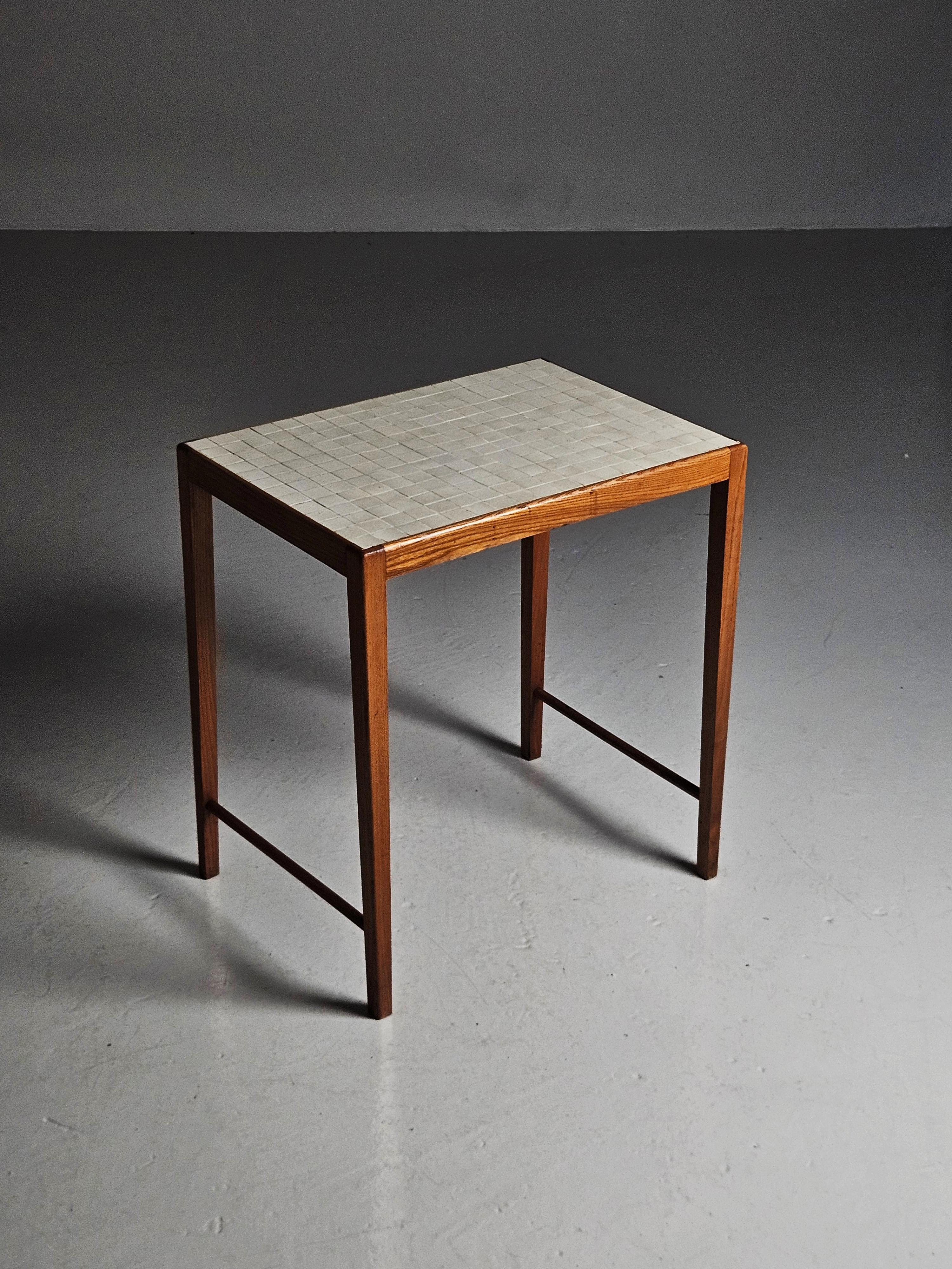 Hübscher kleiner Tisch, entworfen von Otto Schulz und hergestellt von Boet in Schweden in den 1950er Jahren. 

Schlankes Design aus Ulme mit einer Platte aus weißen Mosaikfliesen. 